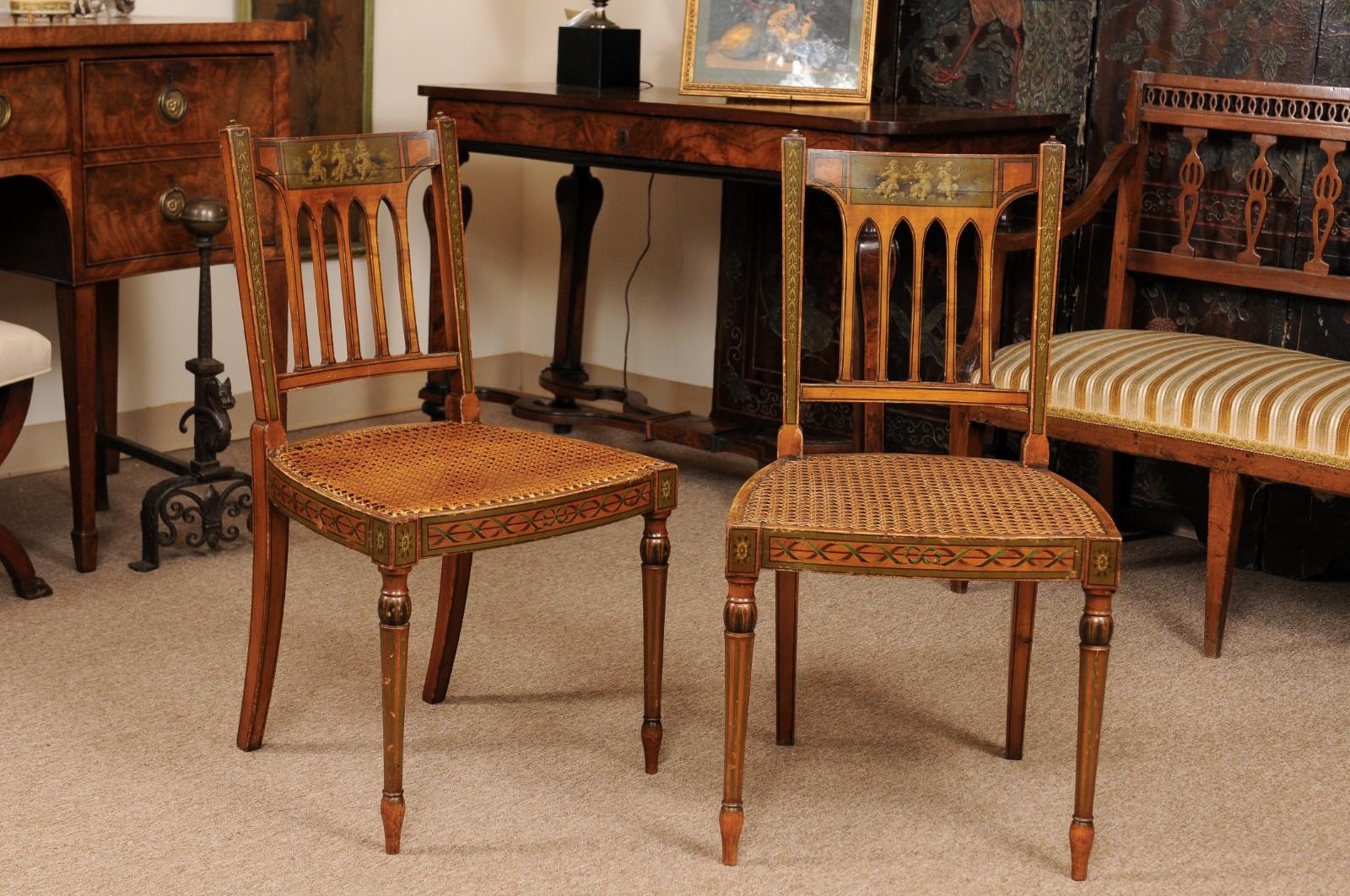 Paar Beistellstühle aus Satinholz von George III. mit Grisaille bemalten Rückenlehnen und Rohrsitzen, England um 1800.