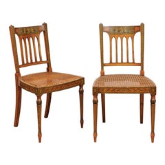 Coppia di poltrone George III in legno satinato con schienale dipinto a grisaglia