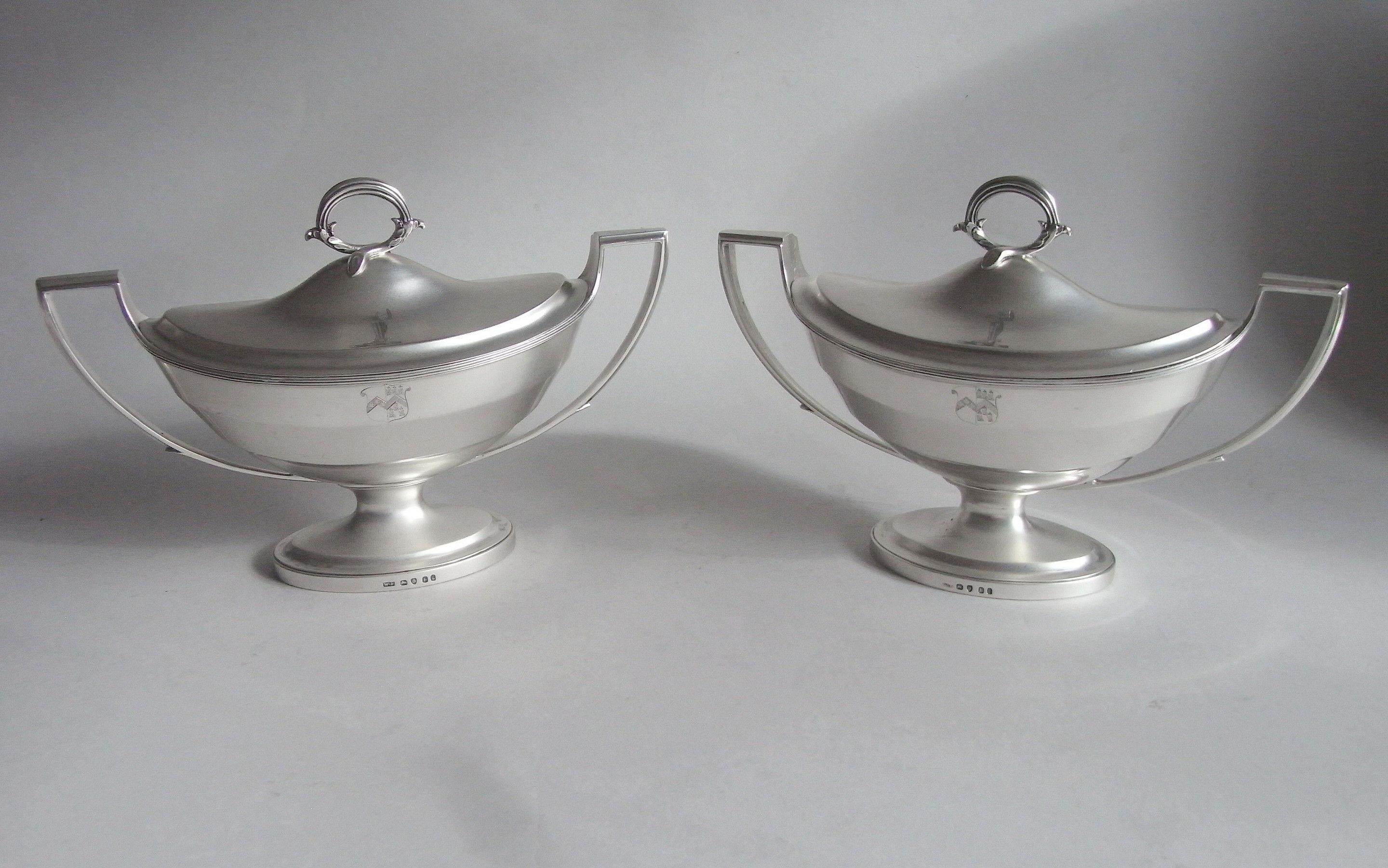 William Frisbee. Très belle paire de soupières George III fabriquées à Londres en 1797 par William Frisbee.

Les soupières à sauce reposent sur un pied ovale. Les corps principaux, en forme de bateau, sont dotés d'un bord cannelé et de flancs