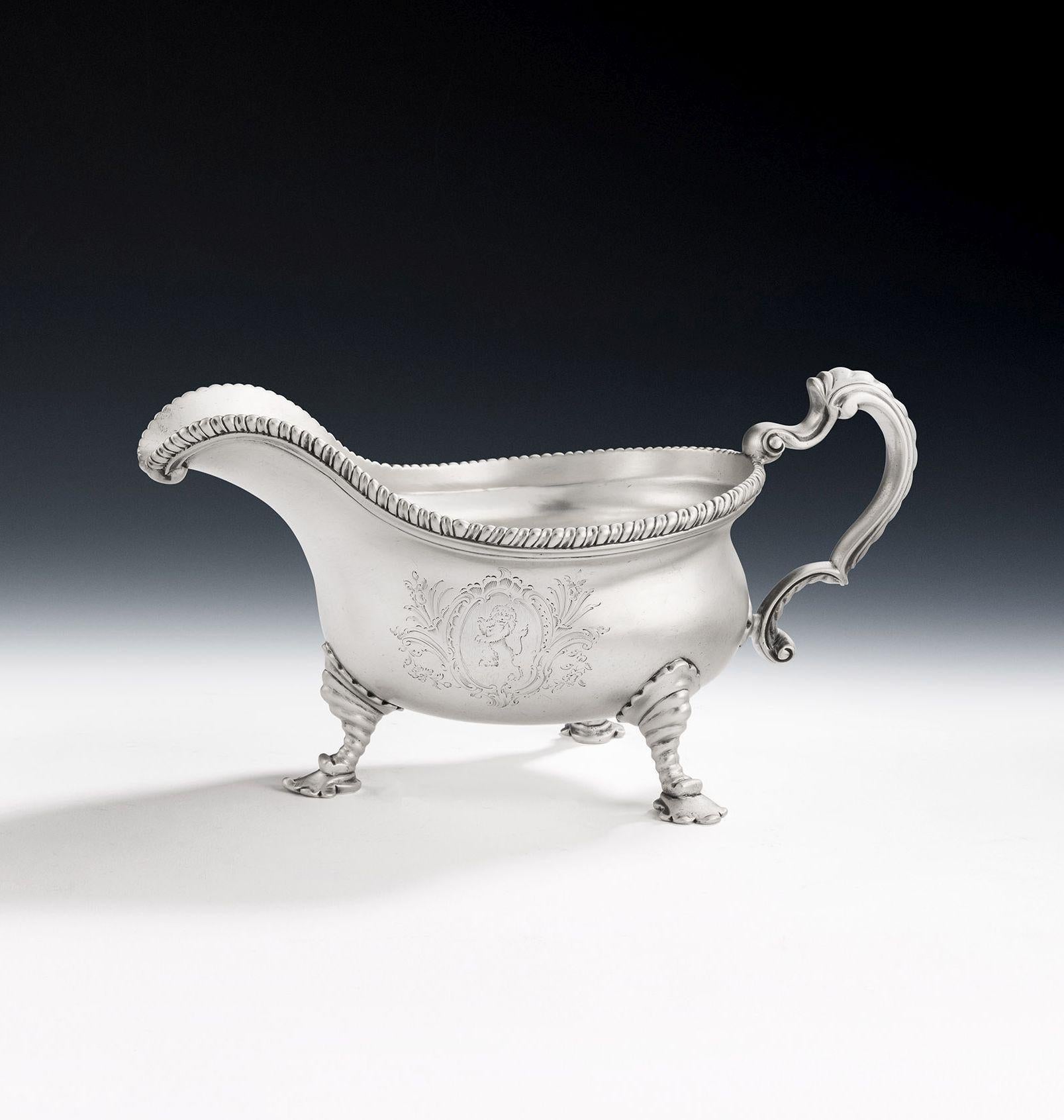 Un par muy fino de salseras de principios de Jorge III fabricadas en Londres en 1763 por William Cripps.

Las salseras tienen un tamaño considerable y se apoyan en tres patas acanaladas con pies de concha y molduras de concha donde se unen al cuerpo