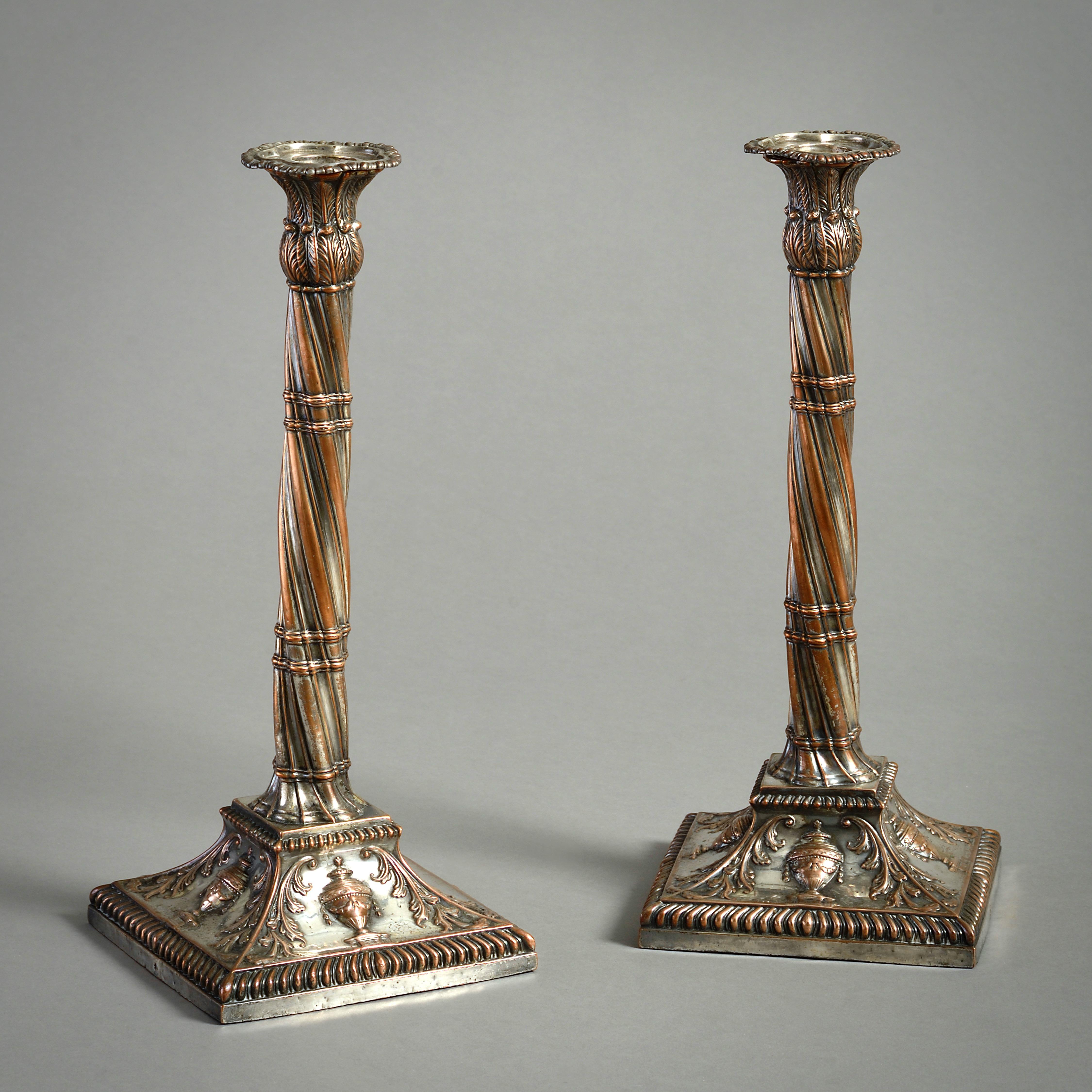 UN BEL PAIO DI CANDELIERE IN PIATTO DI GEORGE III SHEFFIELD CON COLONNE A CLUSTER ROVESCIATE E CAPITALI A FOGLIA, 1780 circa.