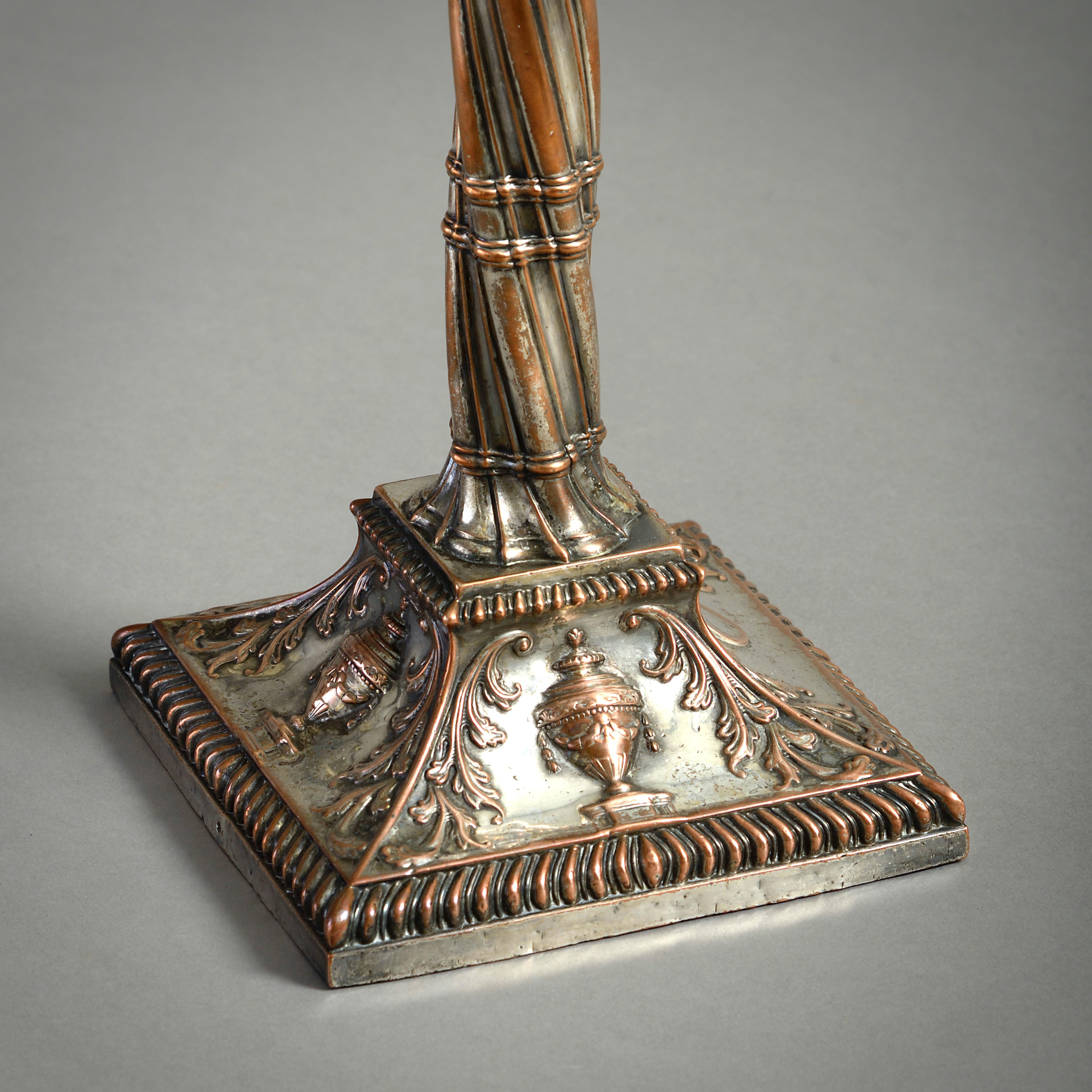 XVIII secolo Coppia di candelieri in lamiera di Sheffield di Giorgio III in vendita