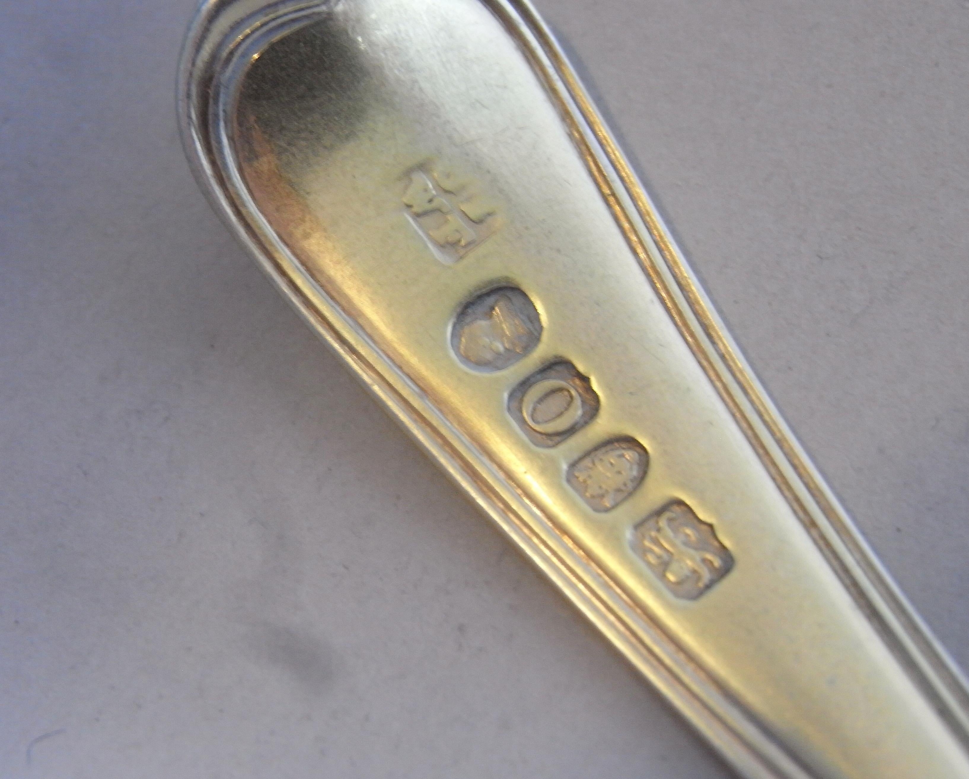 Un par muy fino de cucharas tamiz de plata dorada de Jorge III con patrón de hilo inglés antiguo Fabricadas en Londres en 1789 por George Smith y William Fearn.

Las Cucharas Tamiz están modeladas en el Antiguo Patrón Inglés de Hilo, de doble golpe.