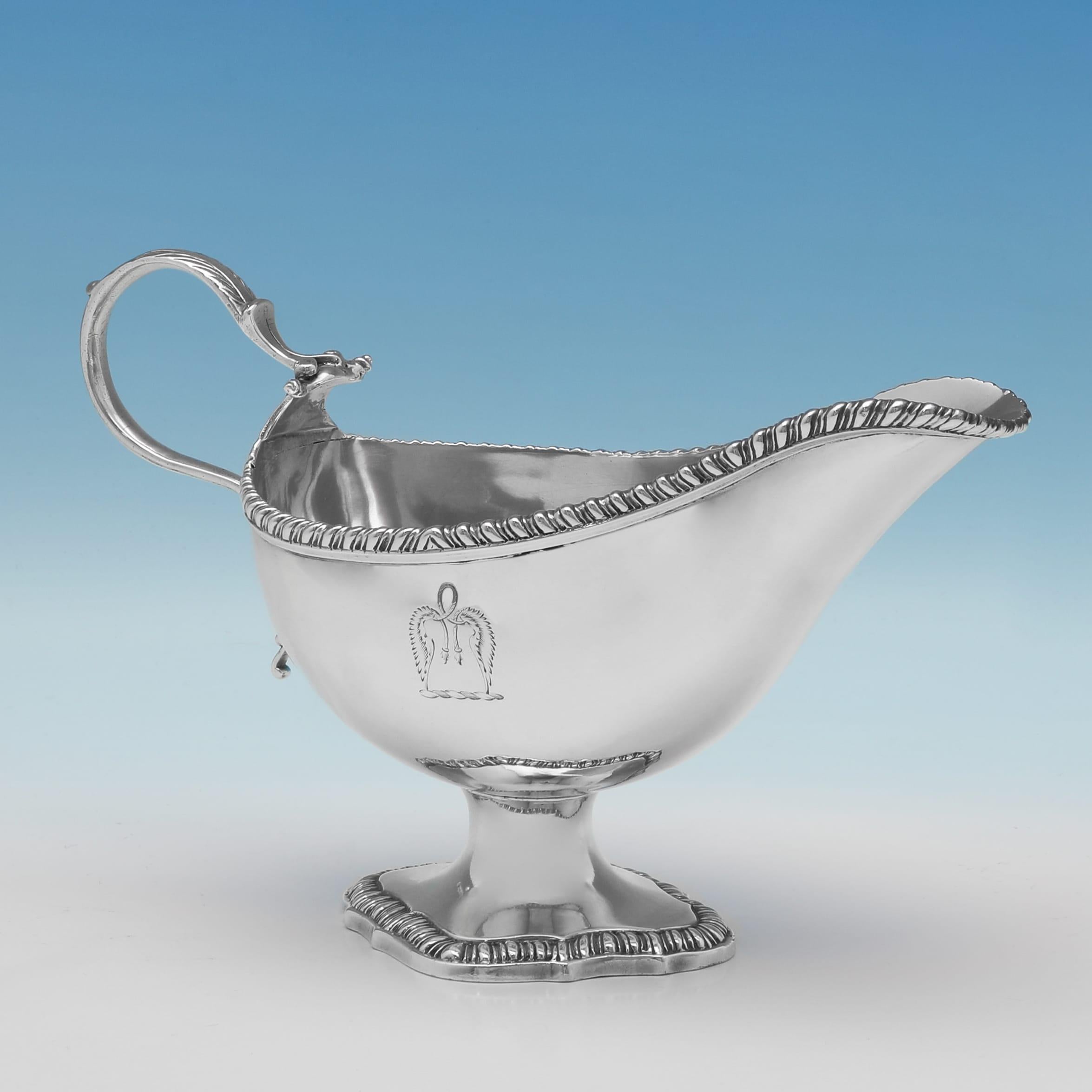 Poinçonnée à Londres en 1772 par John Carter II, cette très belle paire de saucières anciennes en argent sterling de la période George III présente des bordures à godrons, des bases à piédestal et des crêtes gravées. Chaque saucière mesure 14,5 cm