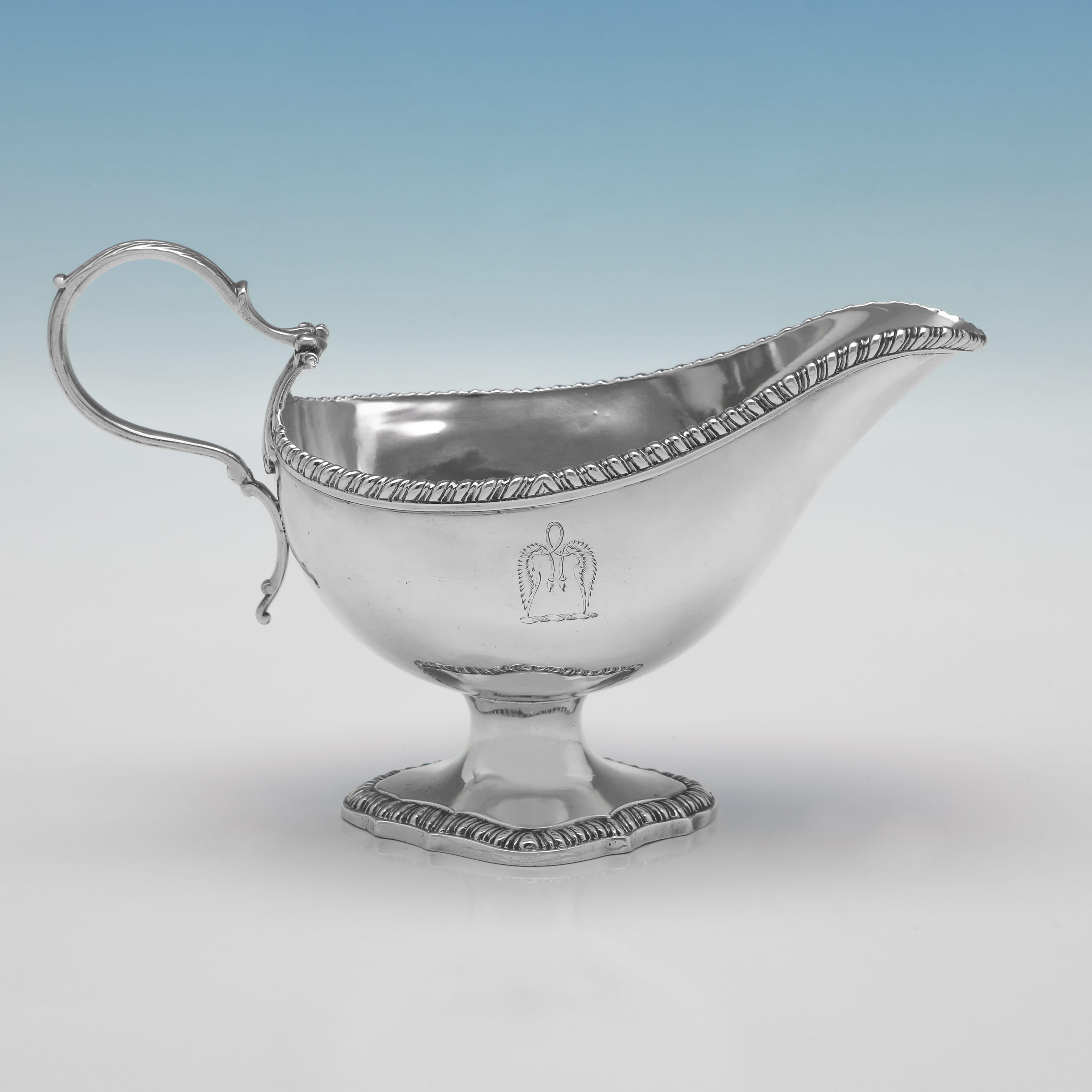Anglais Paire de saucières en argent sterling de George III, fabriquées à Londres en 1772 en vente