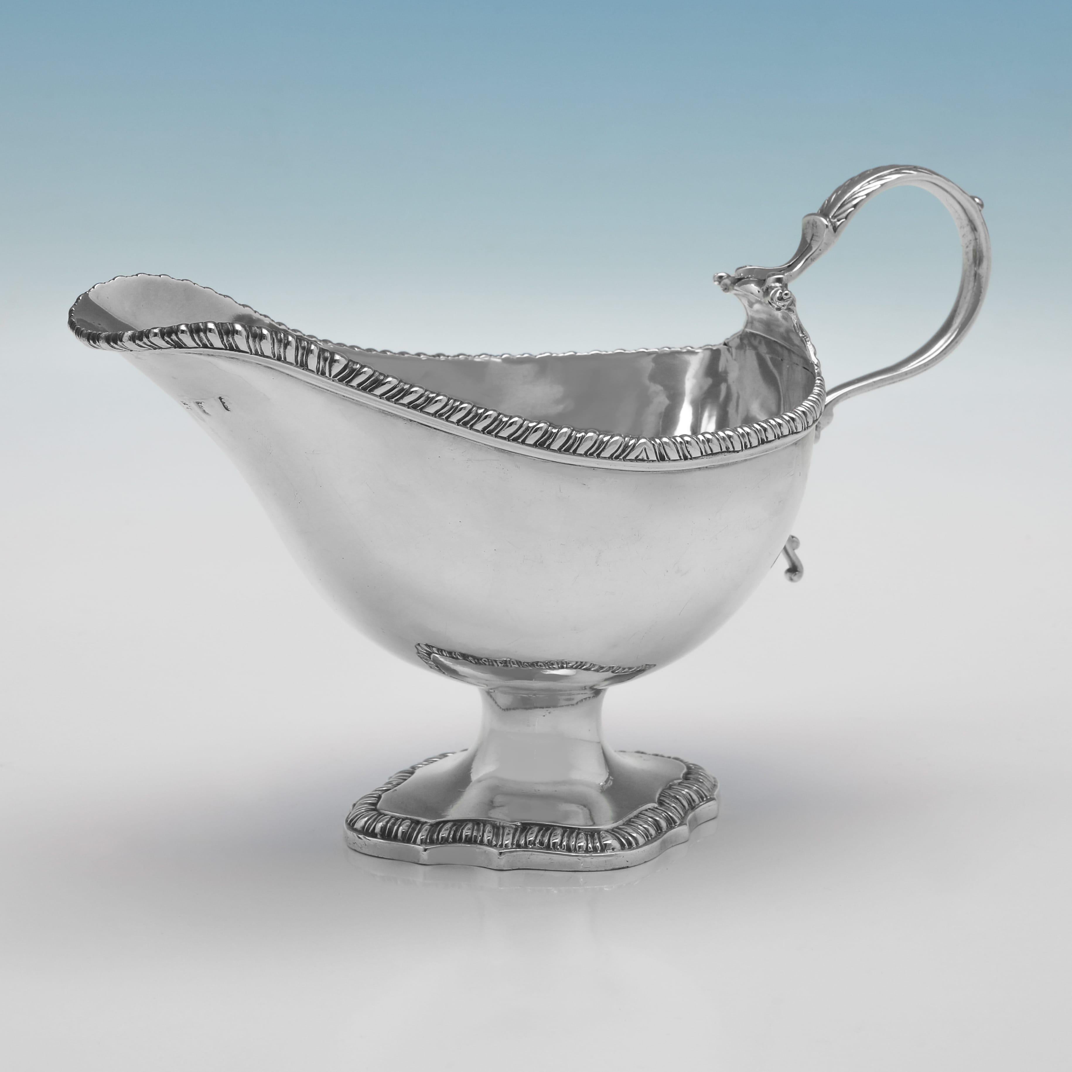 Paire de saucières en argent sterling de George III, fabriquées à Londres en 1772 Bon état - En vente à London, London