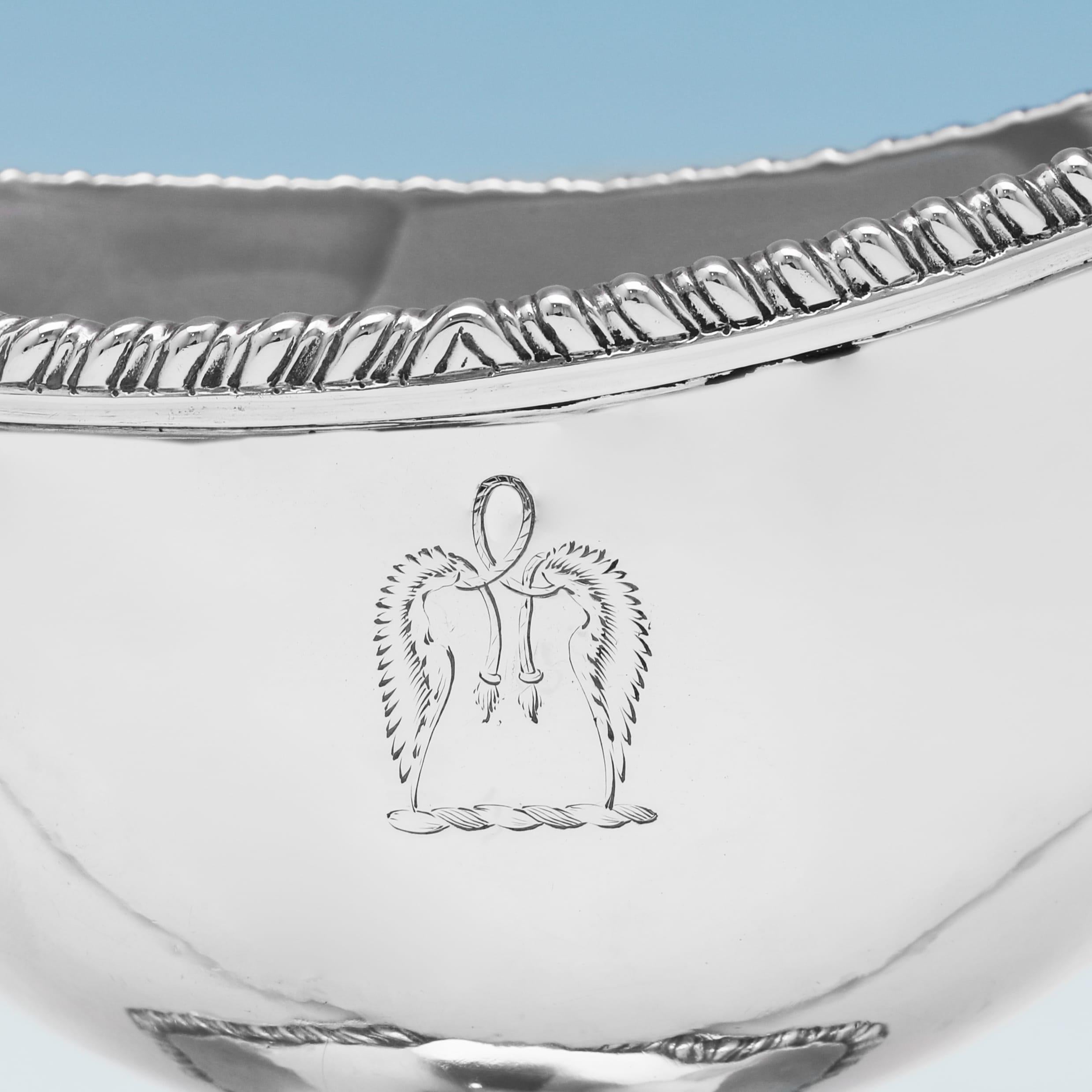 Fin du XVIIIe siècle Paire de saucières en argent sterling de George III, fabriquées à Londres en 1772 en vente