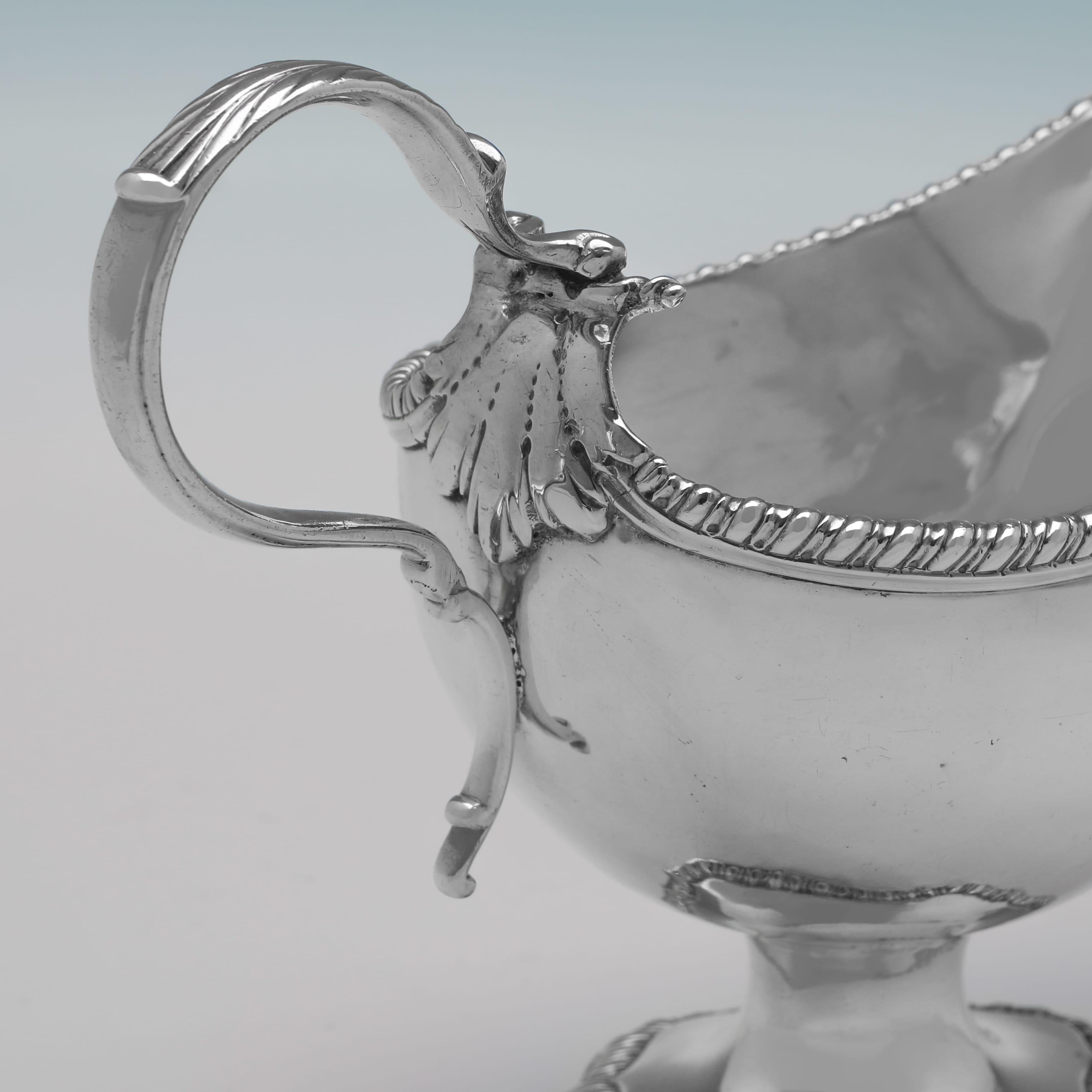 Paire de saucières en argent sterling de George III, fabriquées à Londres en 1772 en vente 1