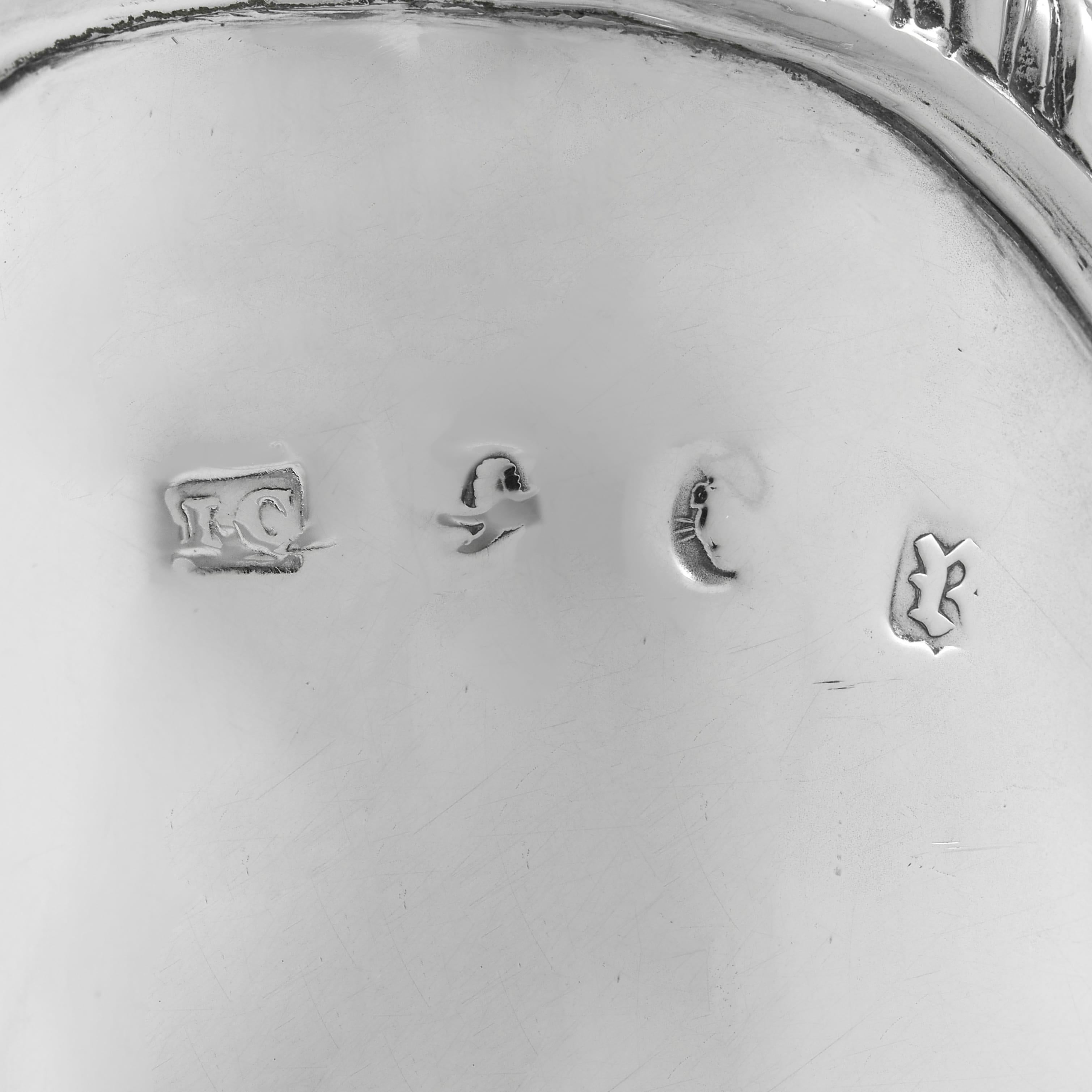 Paire de saucières en argent sterling de George III, fabriquées à Londres en 1772 en vente 2