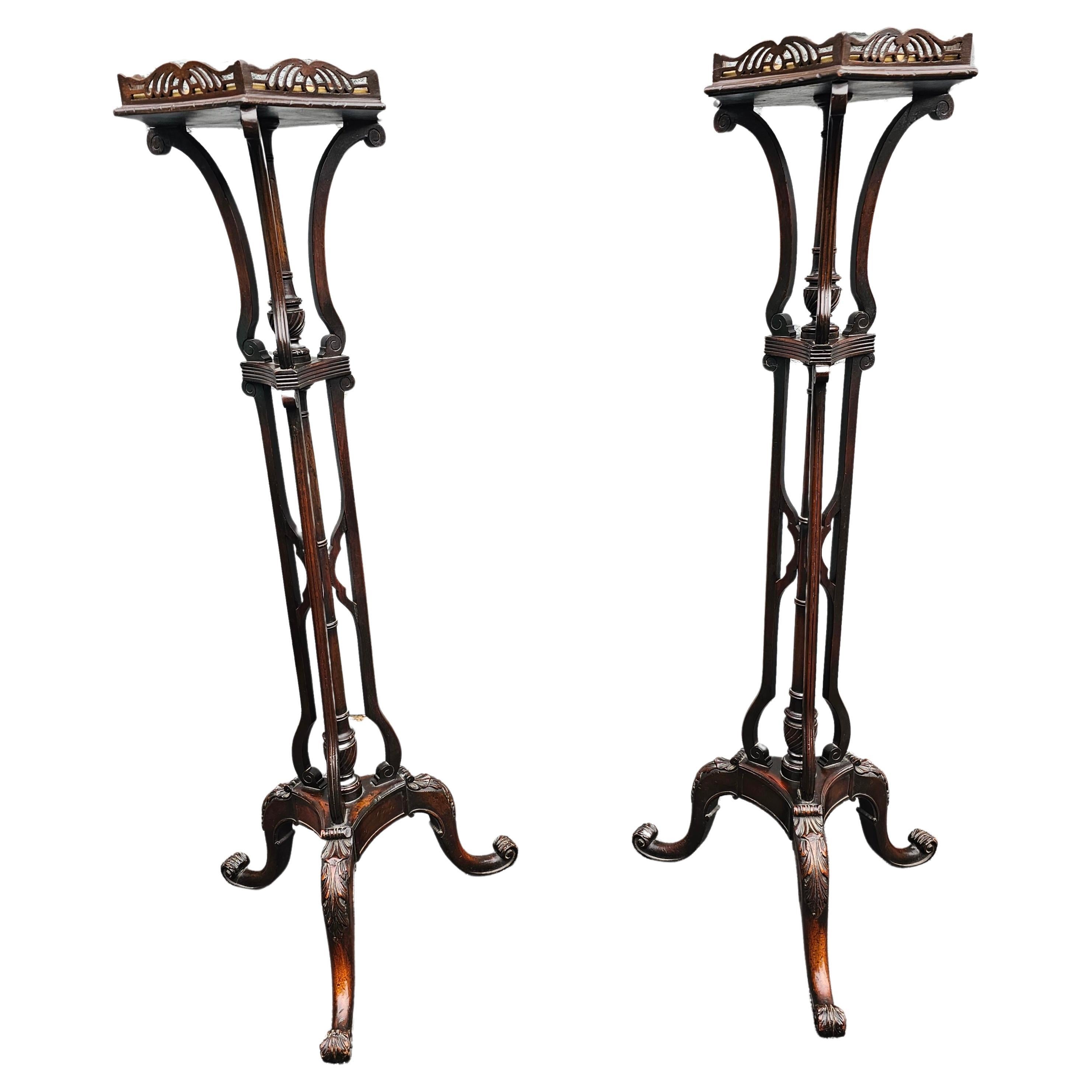 Rare paire de guéridons en acajou sculpté de style George III, avec un plateau rembourré amovible entouré d'une galerie en bois massif. La large base de 19