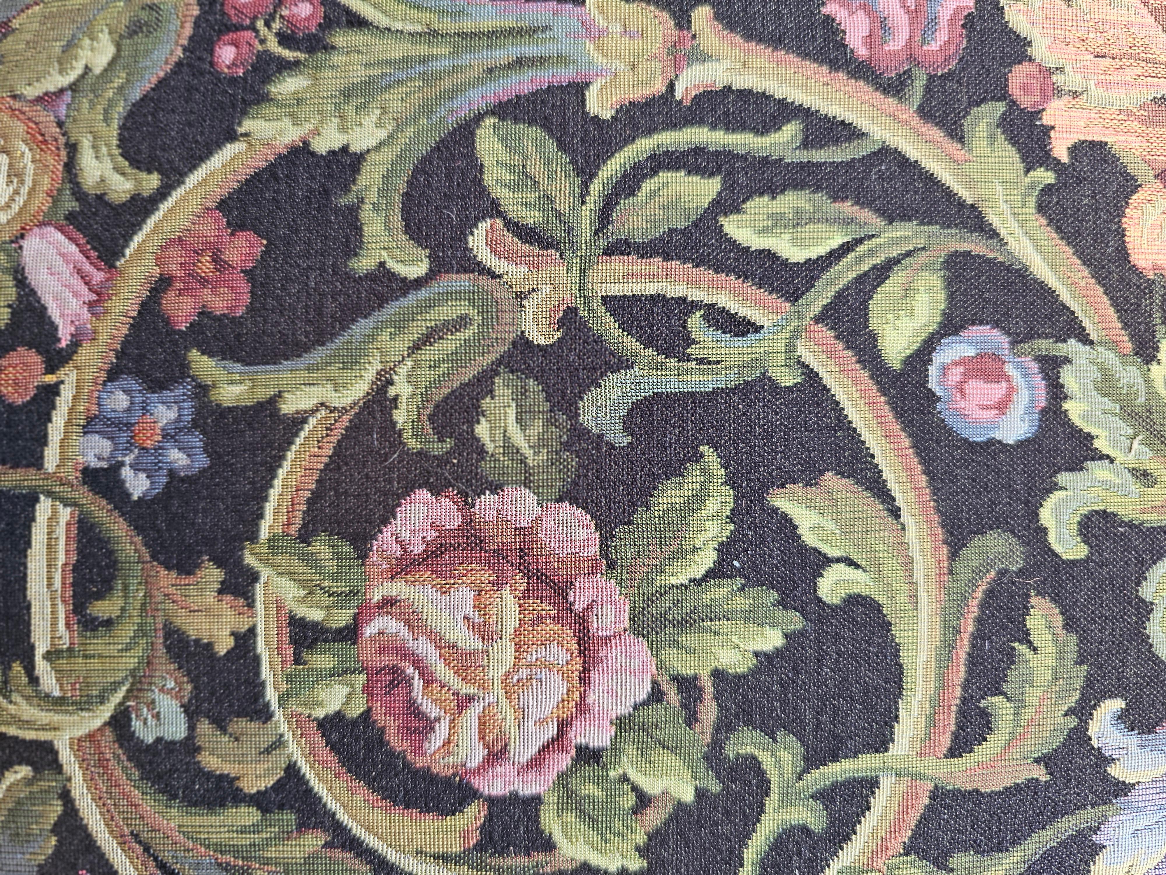 Paire de chaises d'appoint de style George III en bois fruitier sculpté et tapissé de fleurs en vente 8