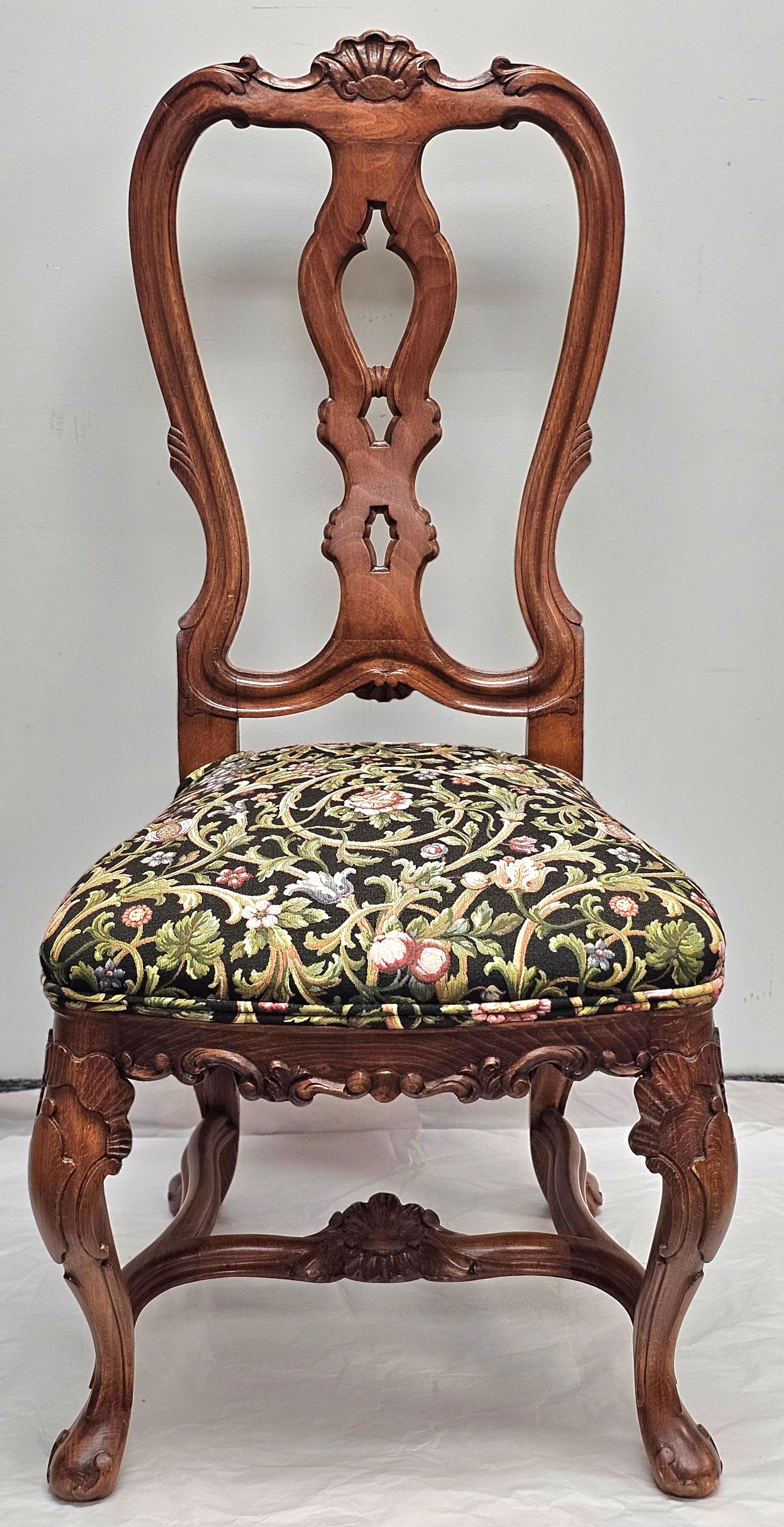 Paire de chaises d'appoint de style George III en bois fruitier sculpté et tapissé de fleurs en vente 10