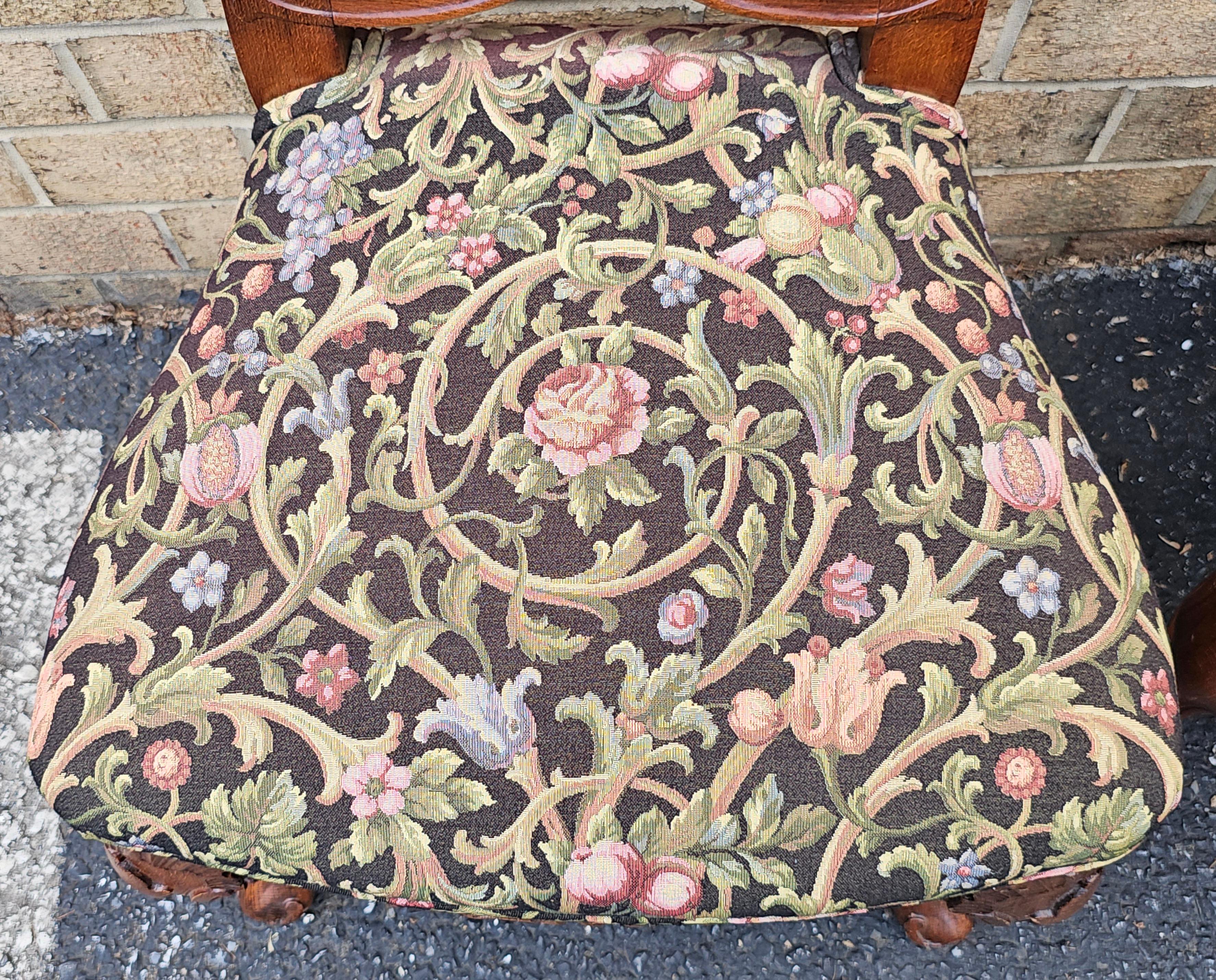 Paar geschnitzte und gepolsterte Beistellstühle im George III Style aus Obstholz und Blumen im Angebot 1