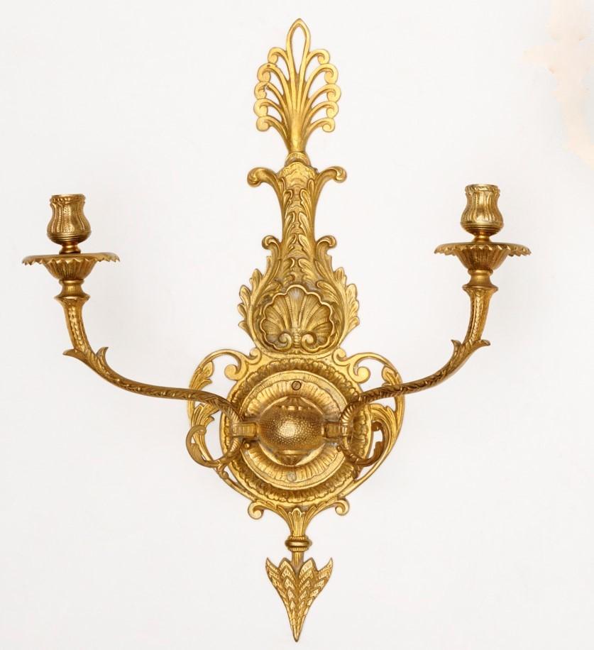 20th c., a nice pair of George III style gilt bronze wall sconces, unmarked. These decorative sconces bear the hallmarks of Georgian/Regency style with swirls, leaves, shells and anthemion decoration. Their size allows them an overall unfussy look.
