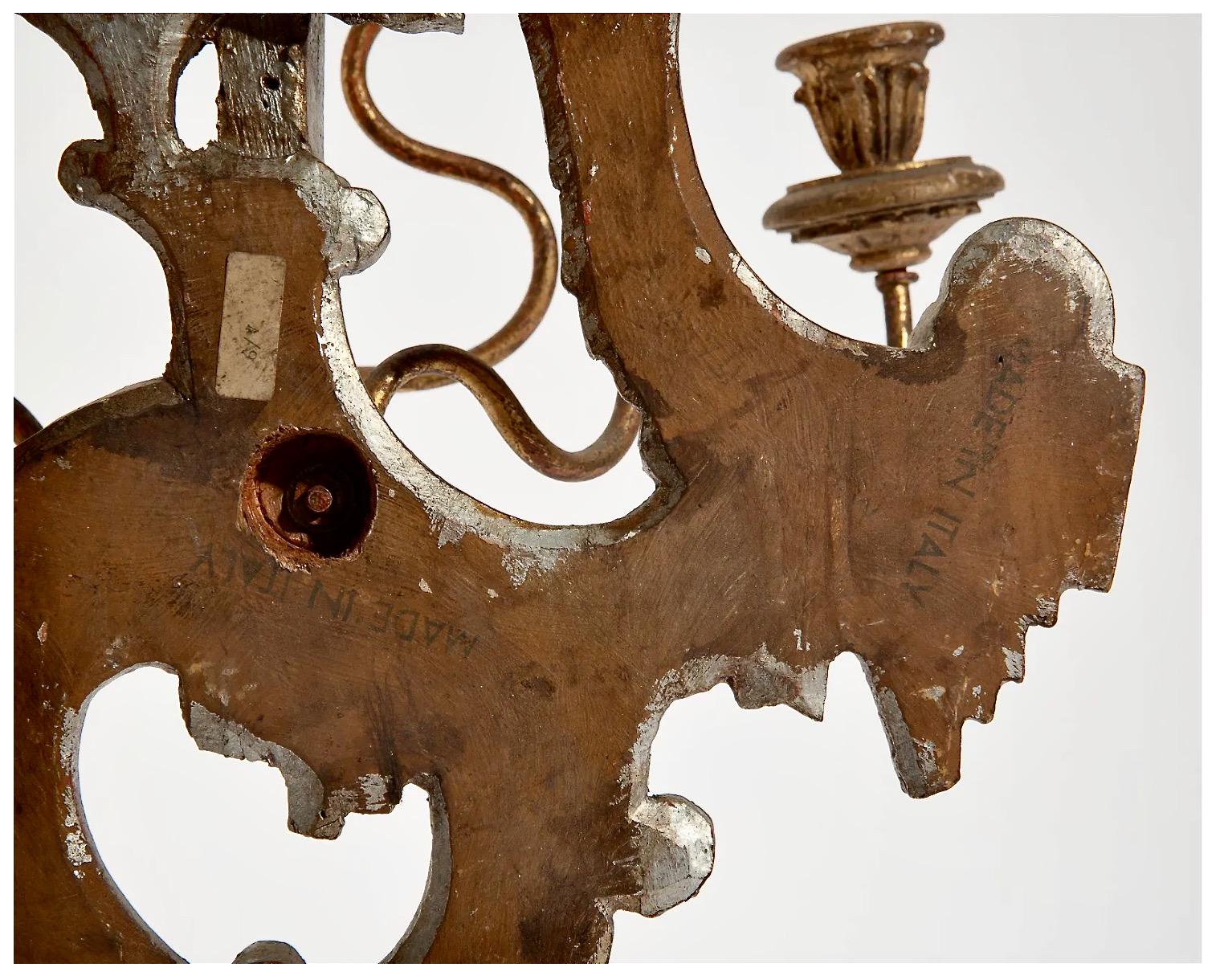 Il s'agit d'une paire d'appliques Chippendale en bois doré de George III, magnifiquement sculptées et de grande taille, datant du milieu du 20e siècle. Les appliques sont marquées 