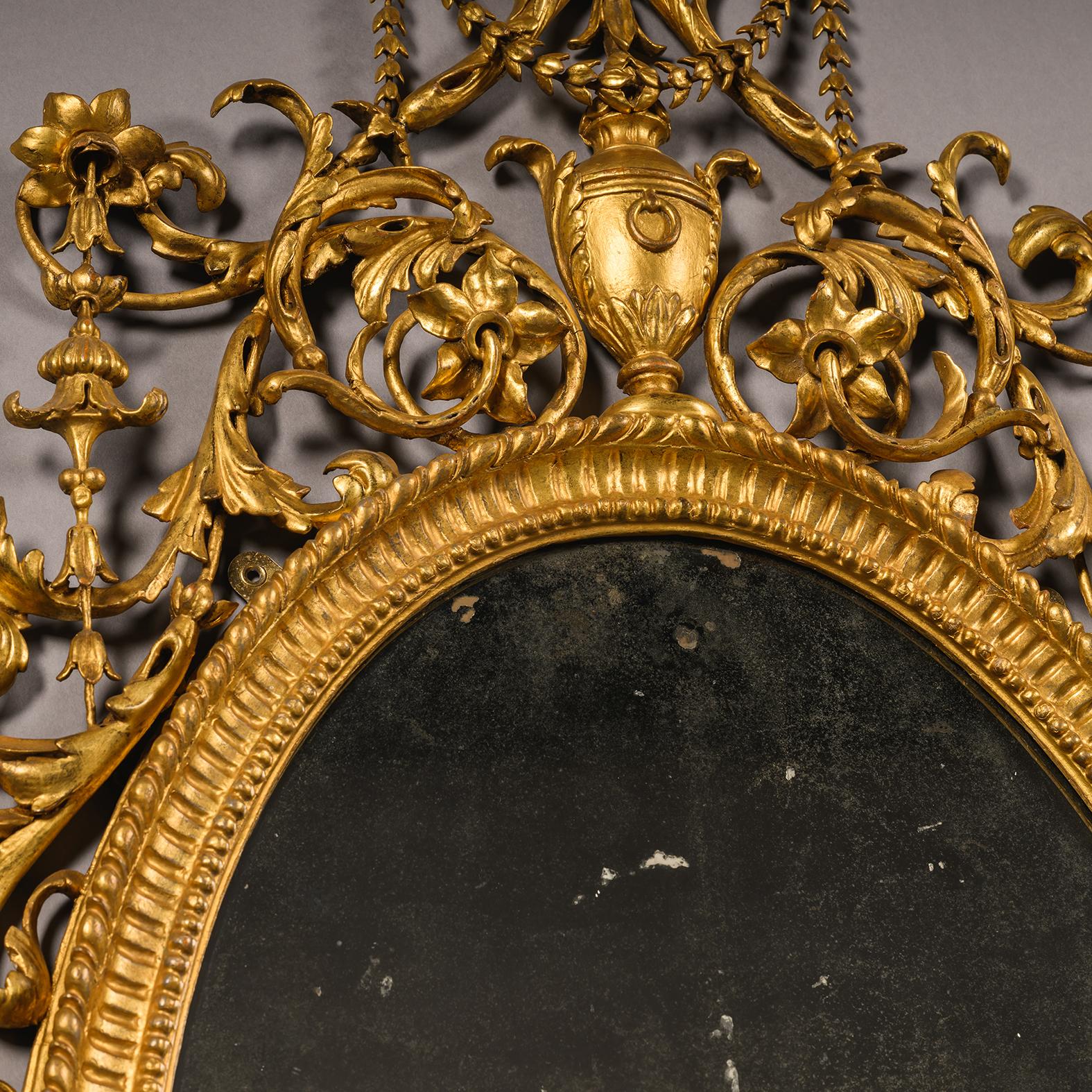 Intagliato Coppia di specchi in legno dorato e composizione in stile Giorgio III in vendita