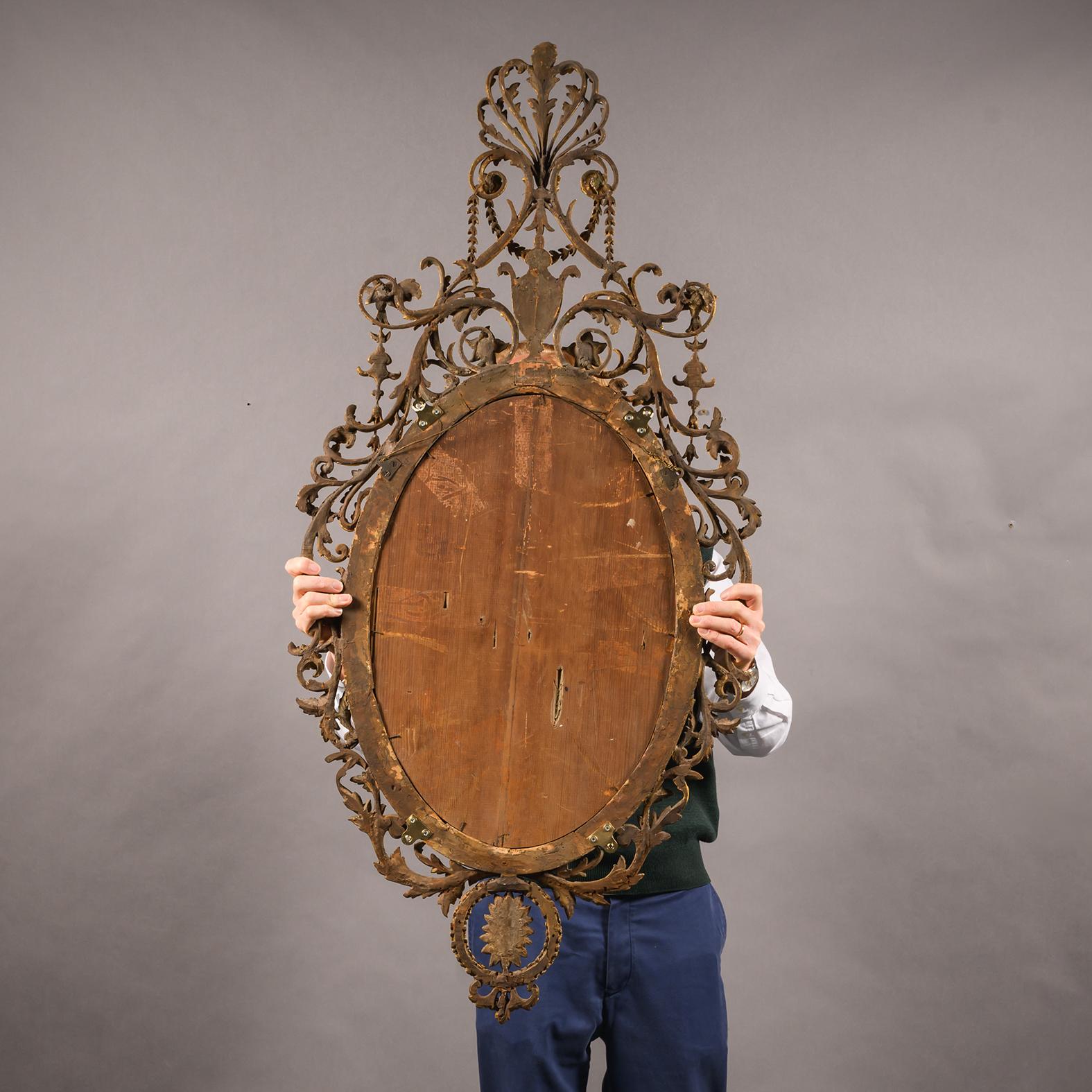 Coppia di specchi in legno dorato e composizione in stile Giorgio III in vendita 1