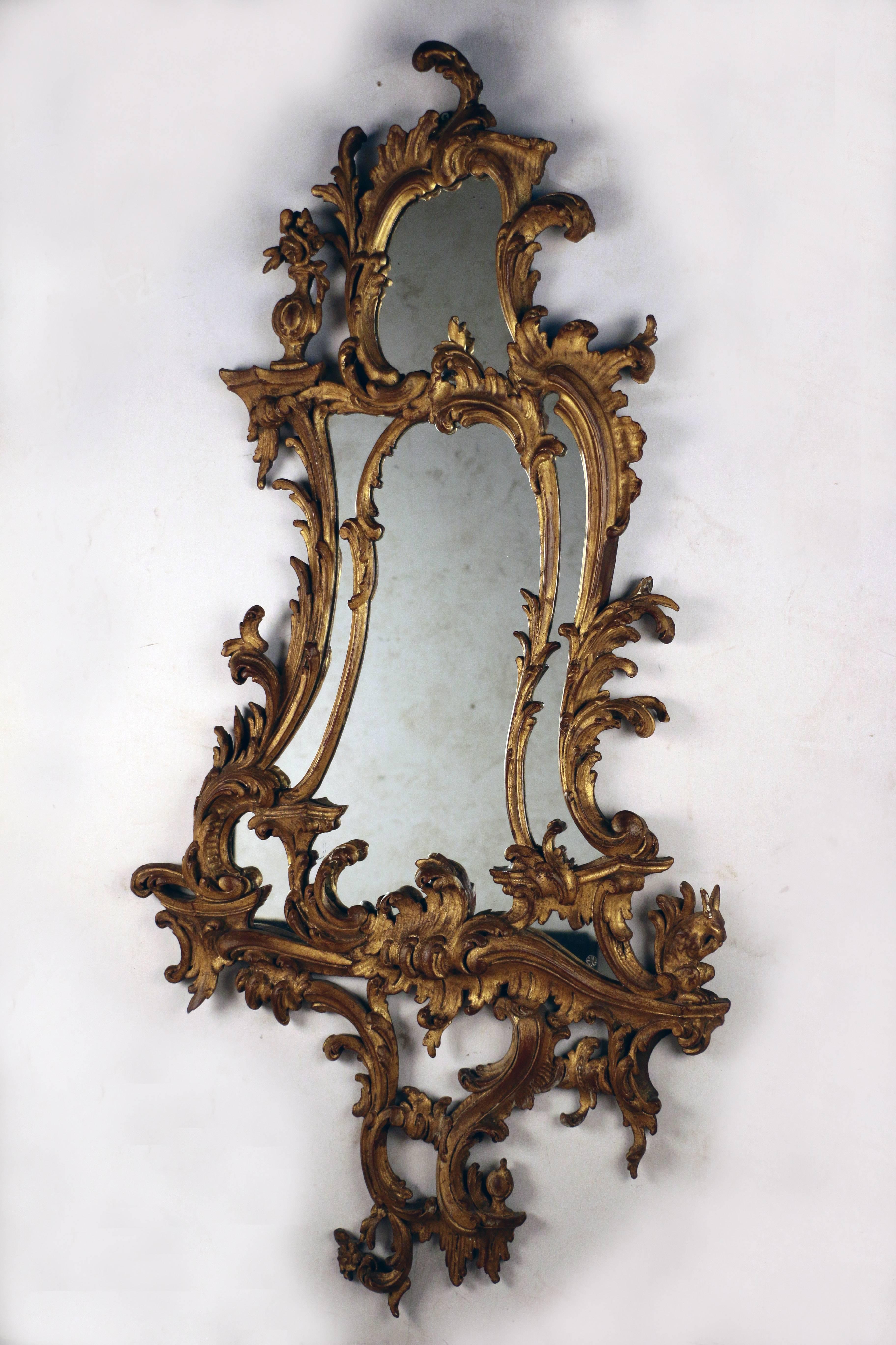 Paar Spiegel aus vergoldetem Holz im George-III-Stil (George III.) im Angebot