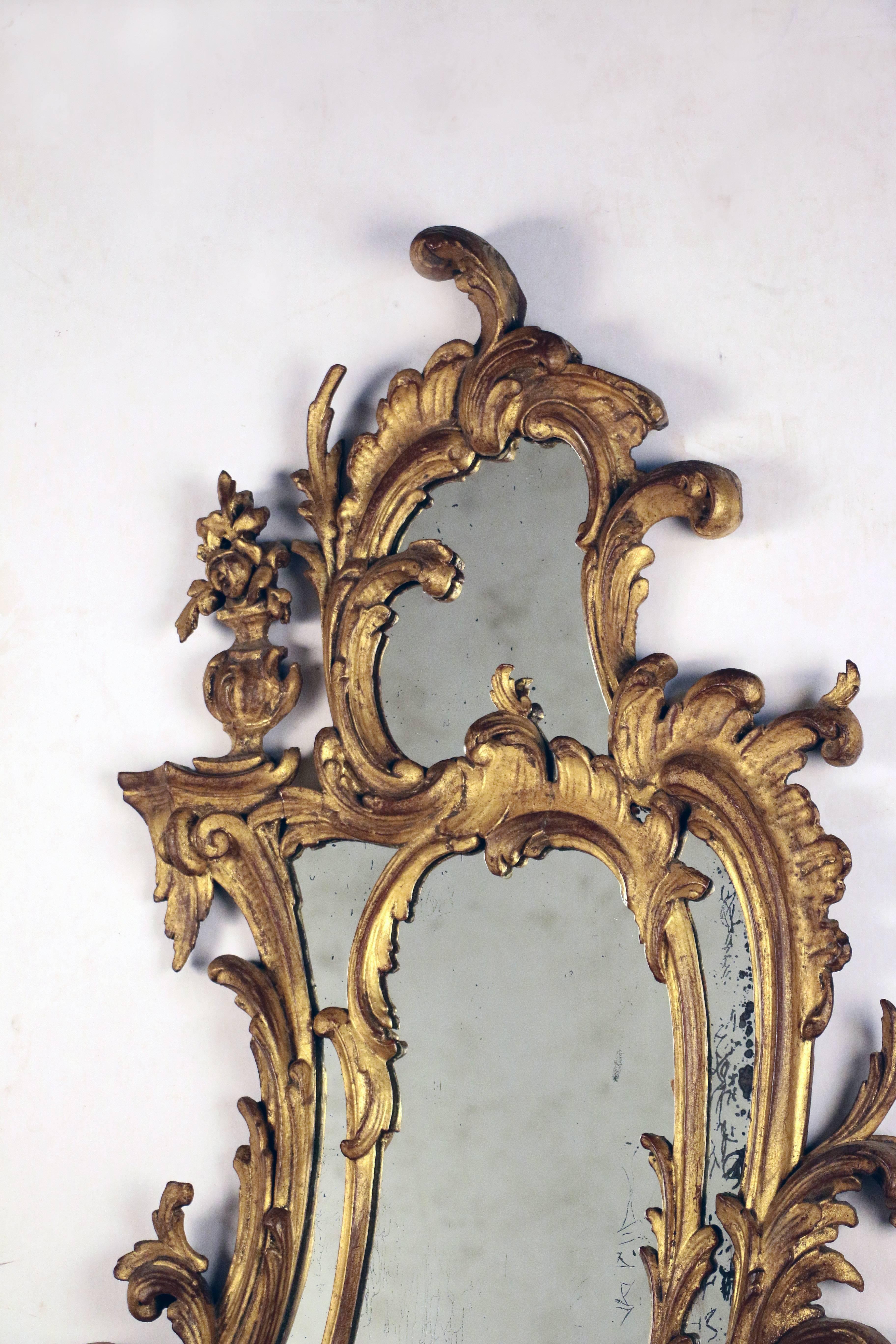 Doré Paire de miroirs en bois doré de style George III en vente