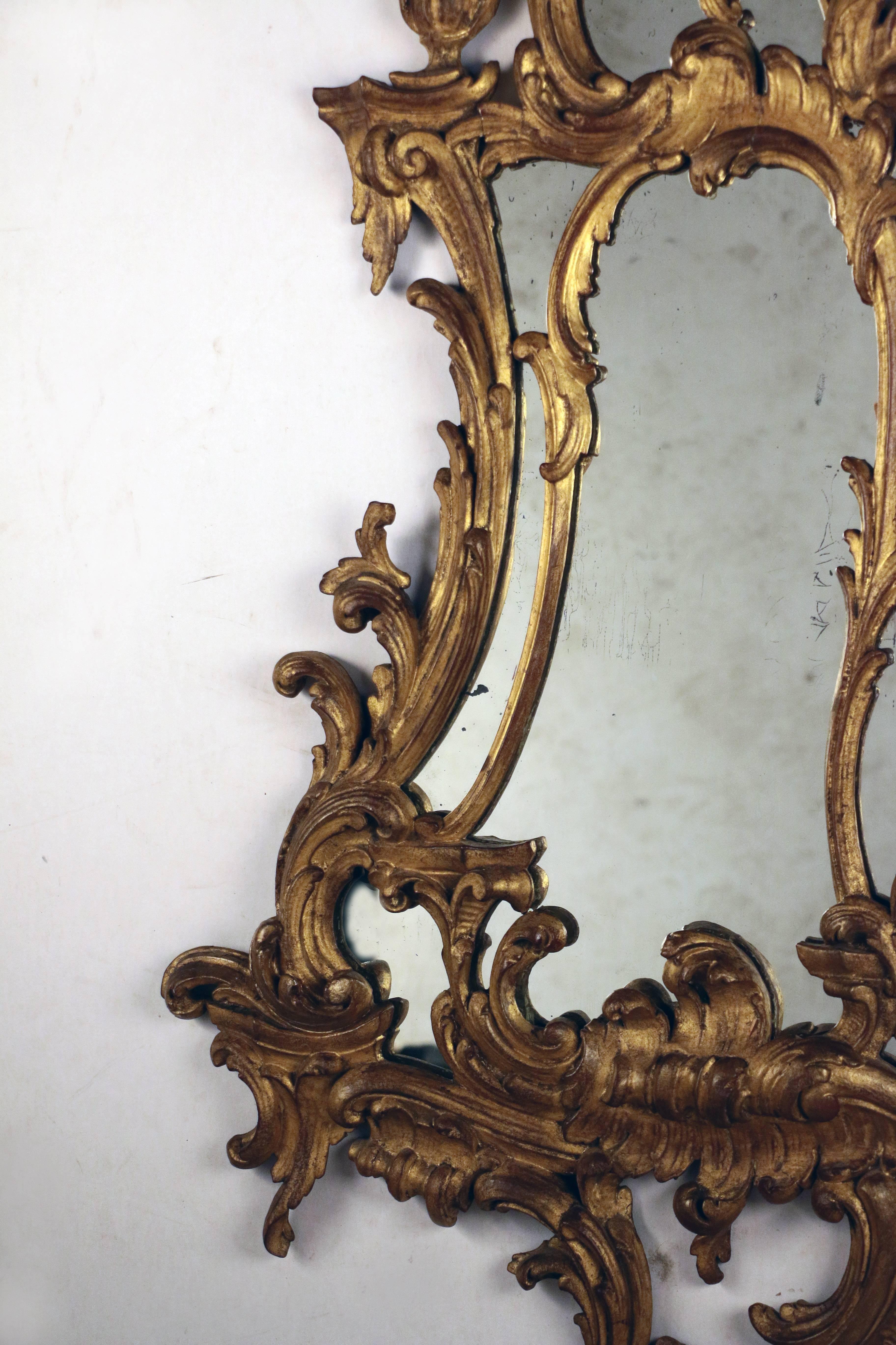 Paar Spiegel aus vergoldetem Holz im George-III-Stil (Vergoldet) im Angebot