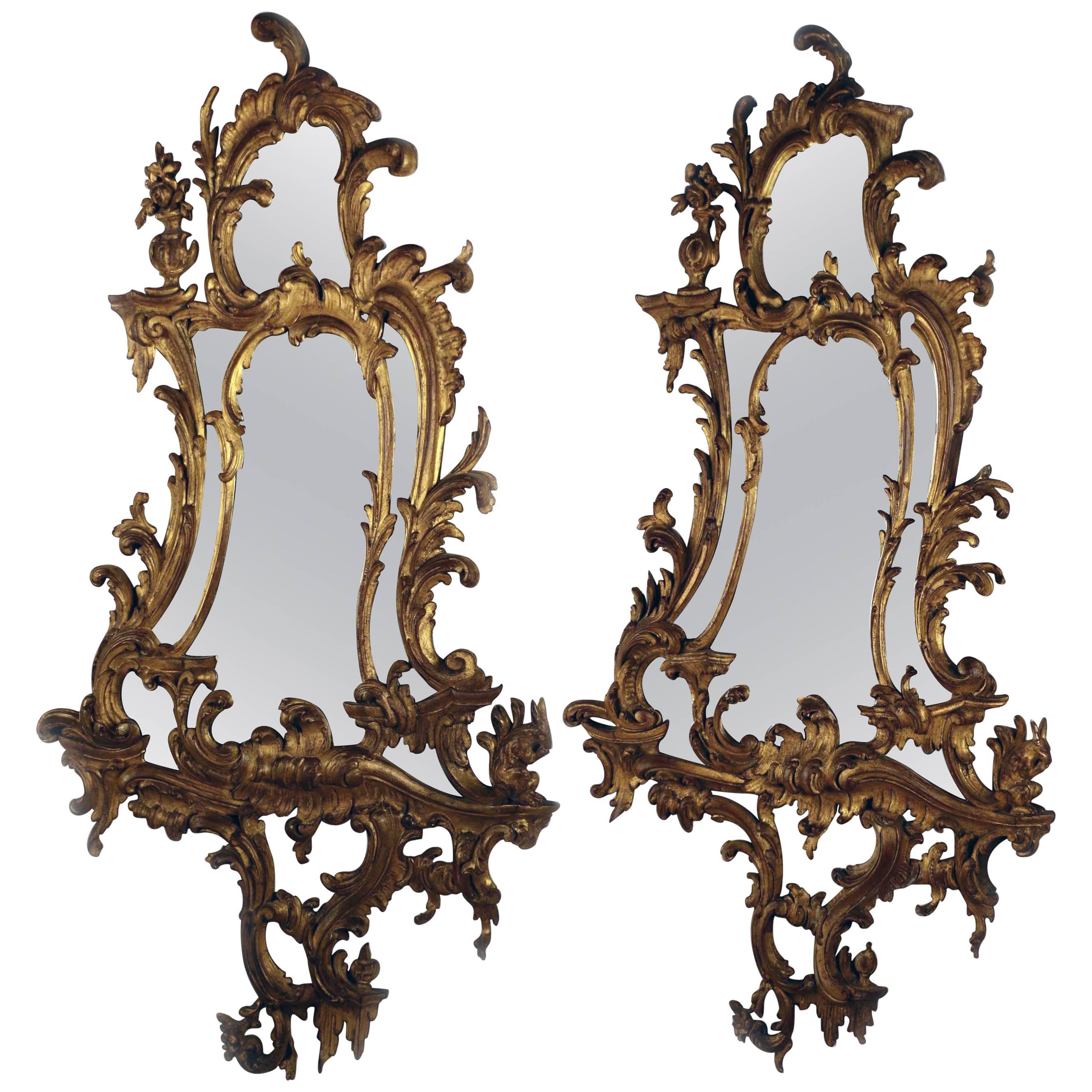 Paar Spiegel aus vergoldetem Holz im George-III-Stil im Angebot