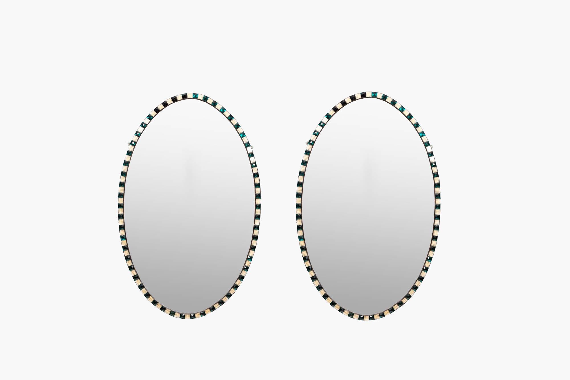 Paire de miroirs verts de style George III, attribués à Waterford Crystal, datant de la fin du XIXe siècle / début du XXe siècle. Cette paire est de bonne qualité, avec des plaques de miroir en faux verre au mercure épinglées dans des cadres en