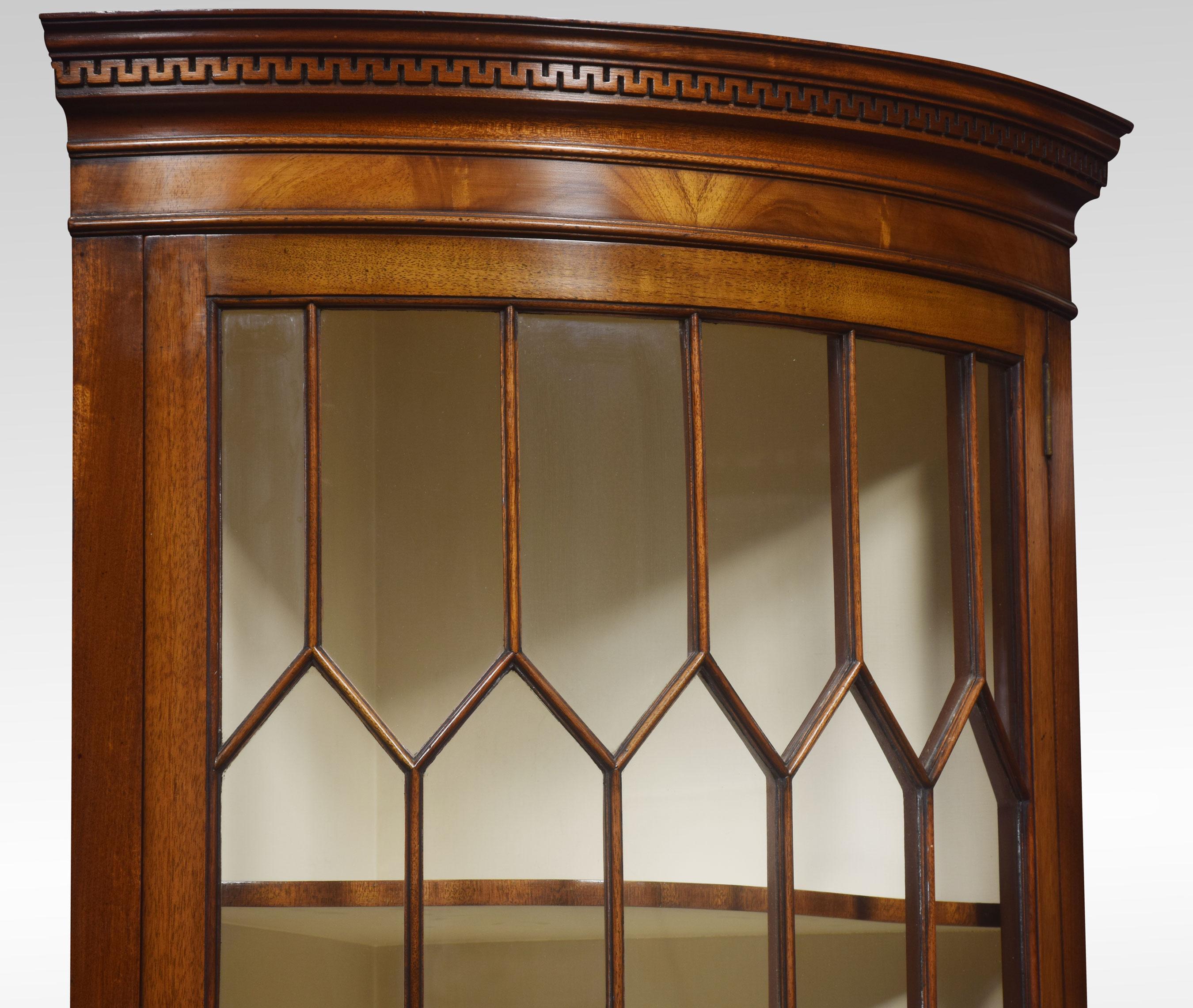 Pair of George III Style Mahogany Corner Cabinets In Good Condition In Cheshire, GB