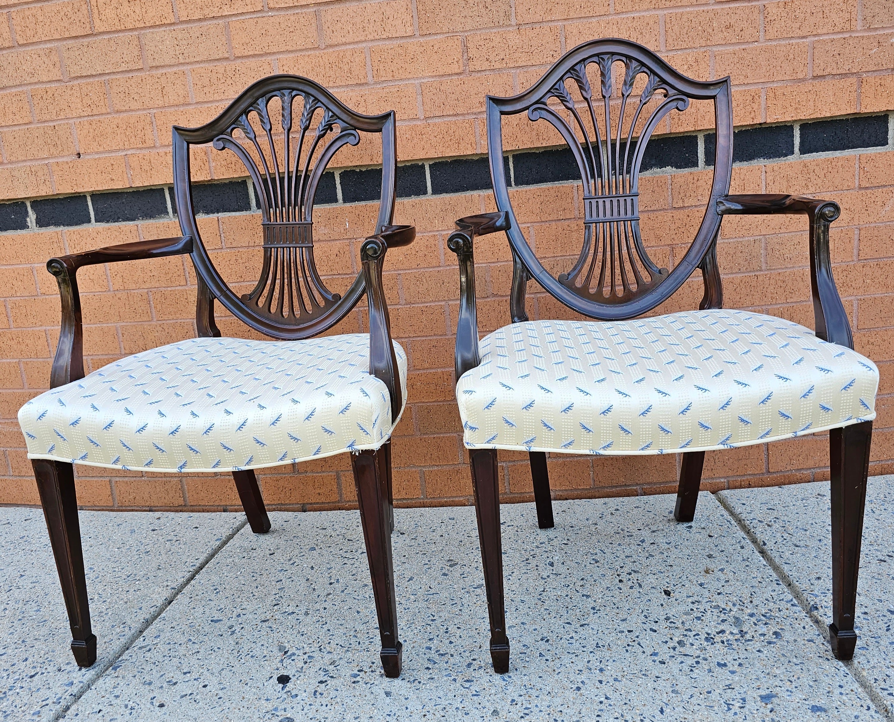 Ein Paar Mahagoni-Schild-Rücken und gepolsterte Sessel im Stil von George III. In sehr gutem Vintage-Zustand. 
Maße: 24