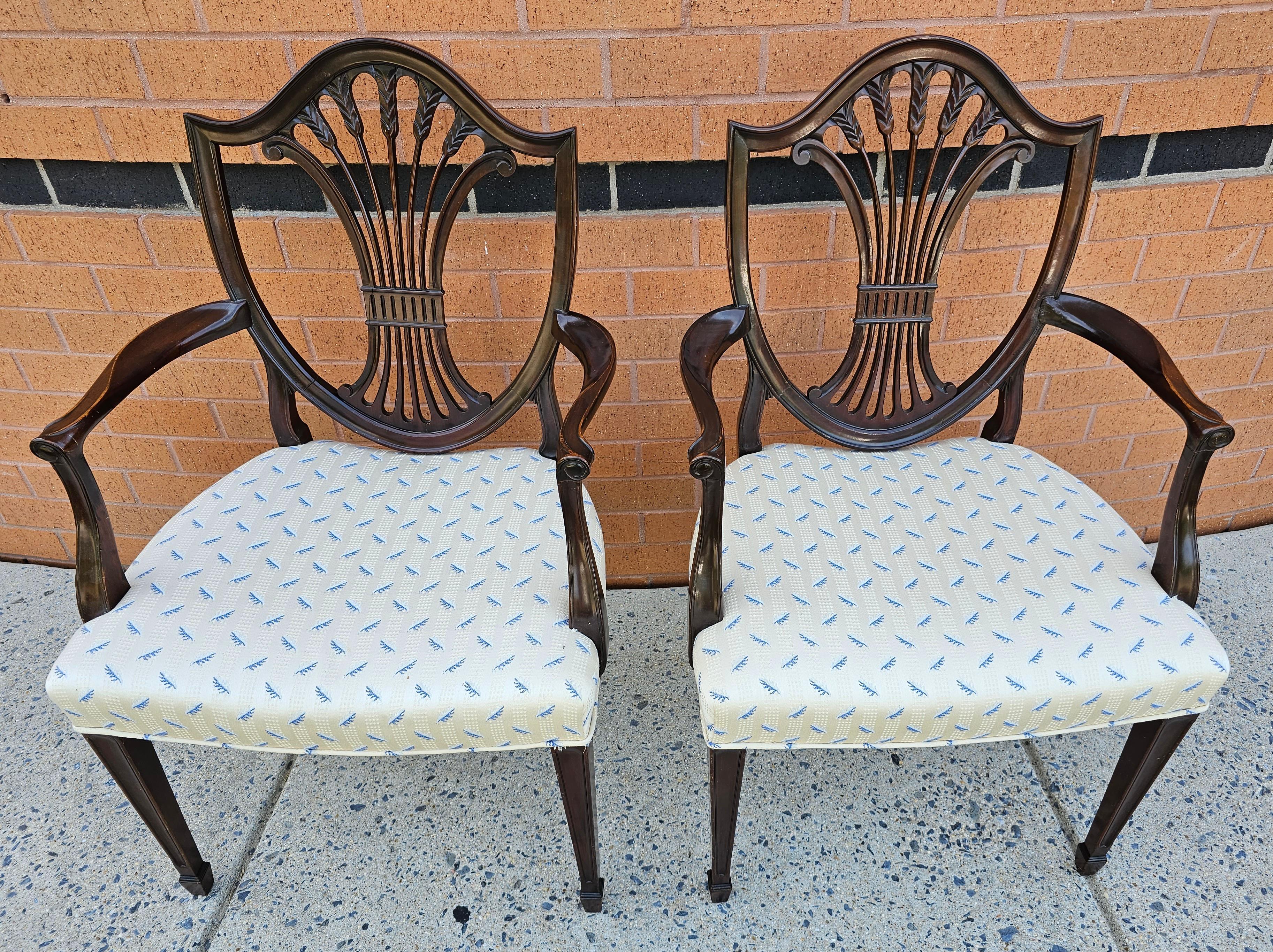 Américain Paire de fauteuils de style George III en acajou à dossier en forme de bouclier et tapissés en vente