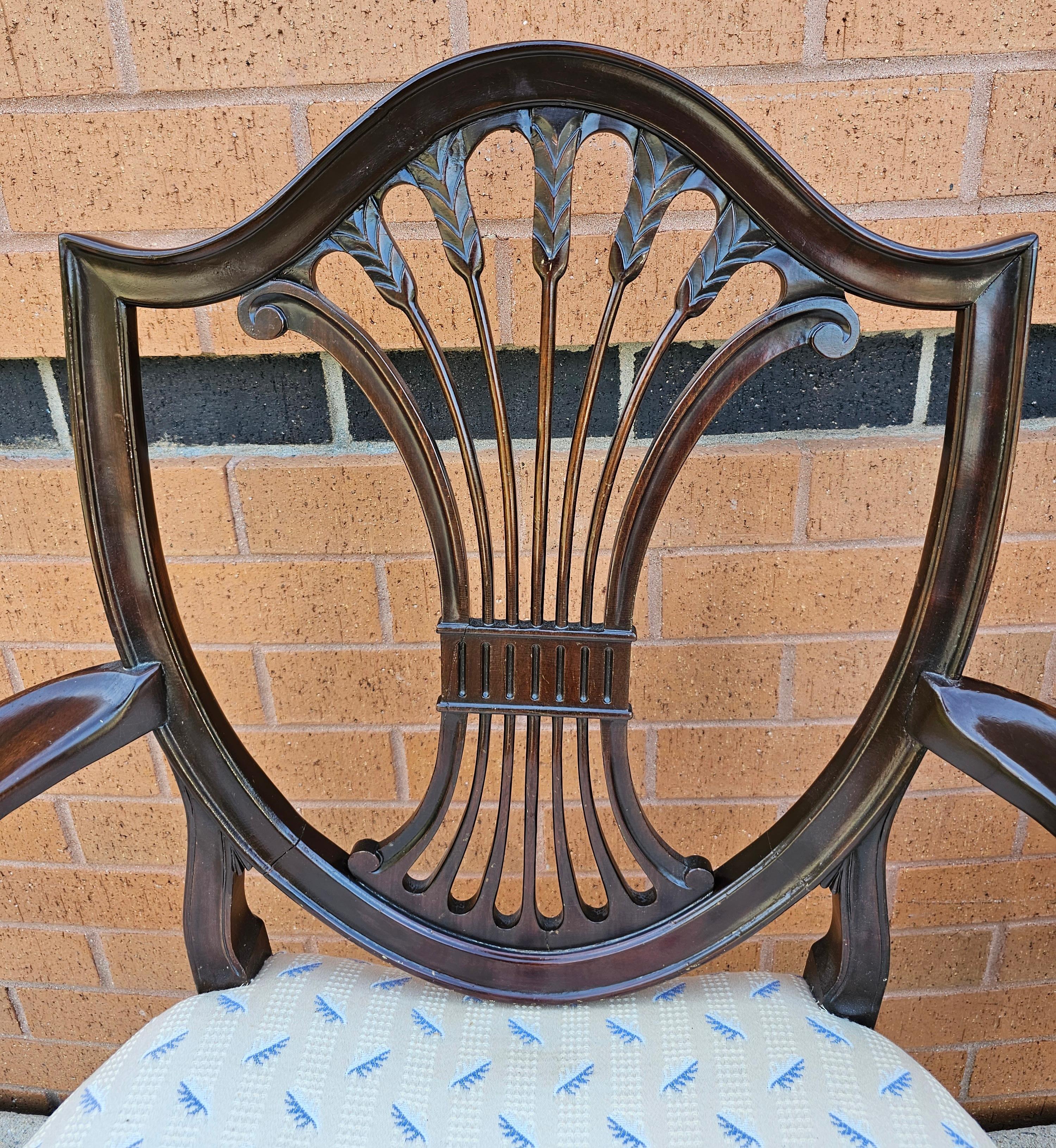 Paire de fauteuils de style George III en acajou à dossier en forme de bouclier et tapissés Bon état - En vente à Germantown, MD