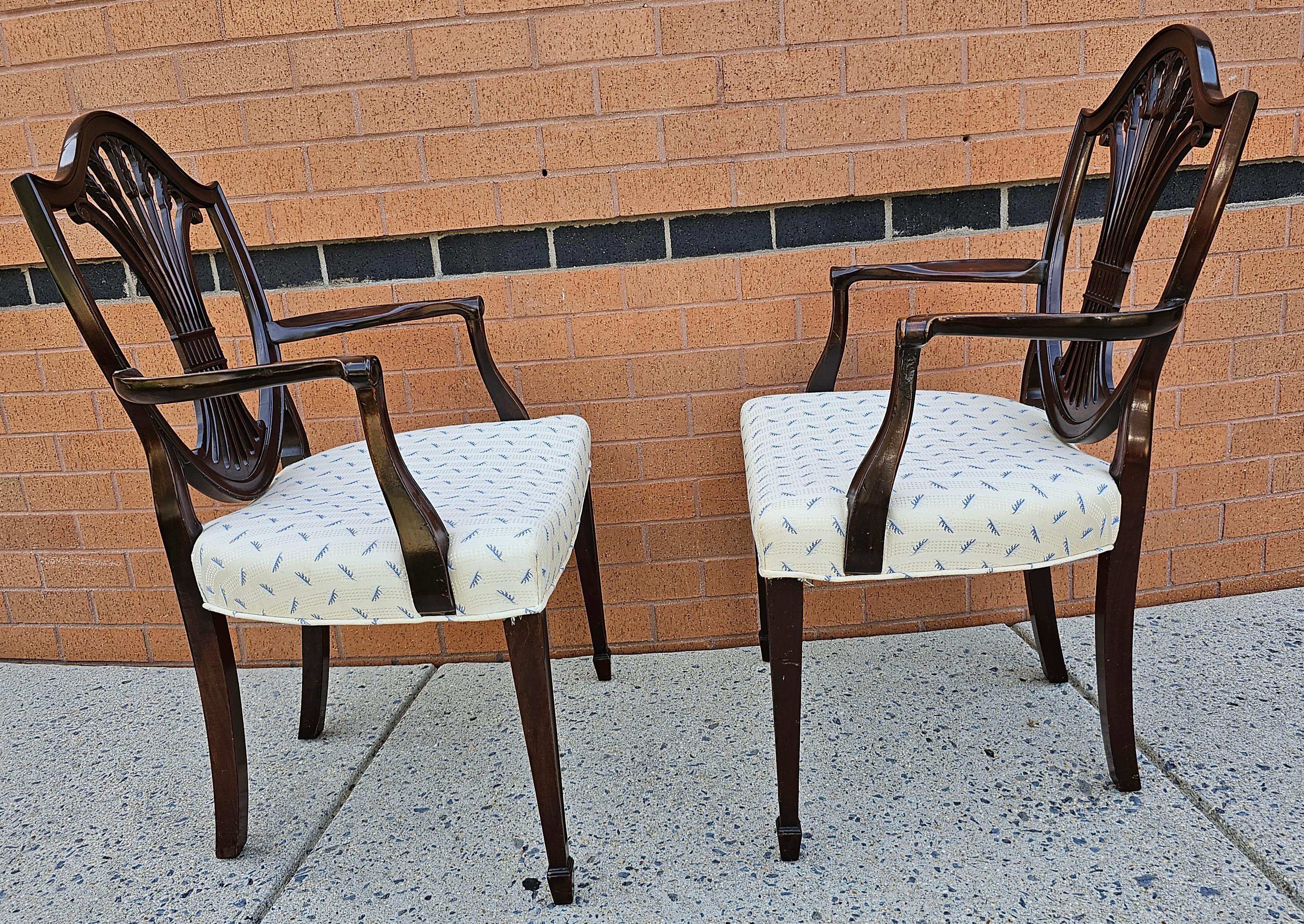 20ième siècle Paire de fauteuils de style George III en acajou à dossier en forme de bouclier et tapissés en vente