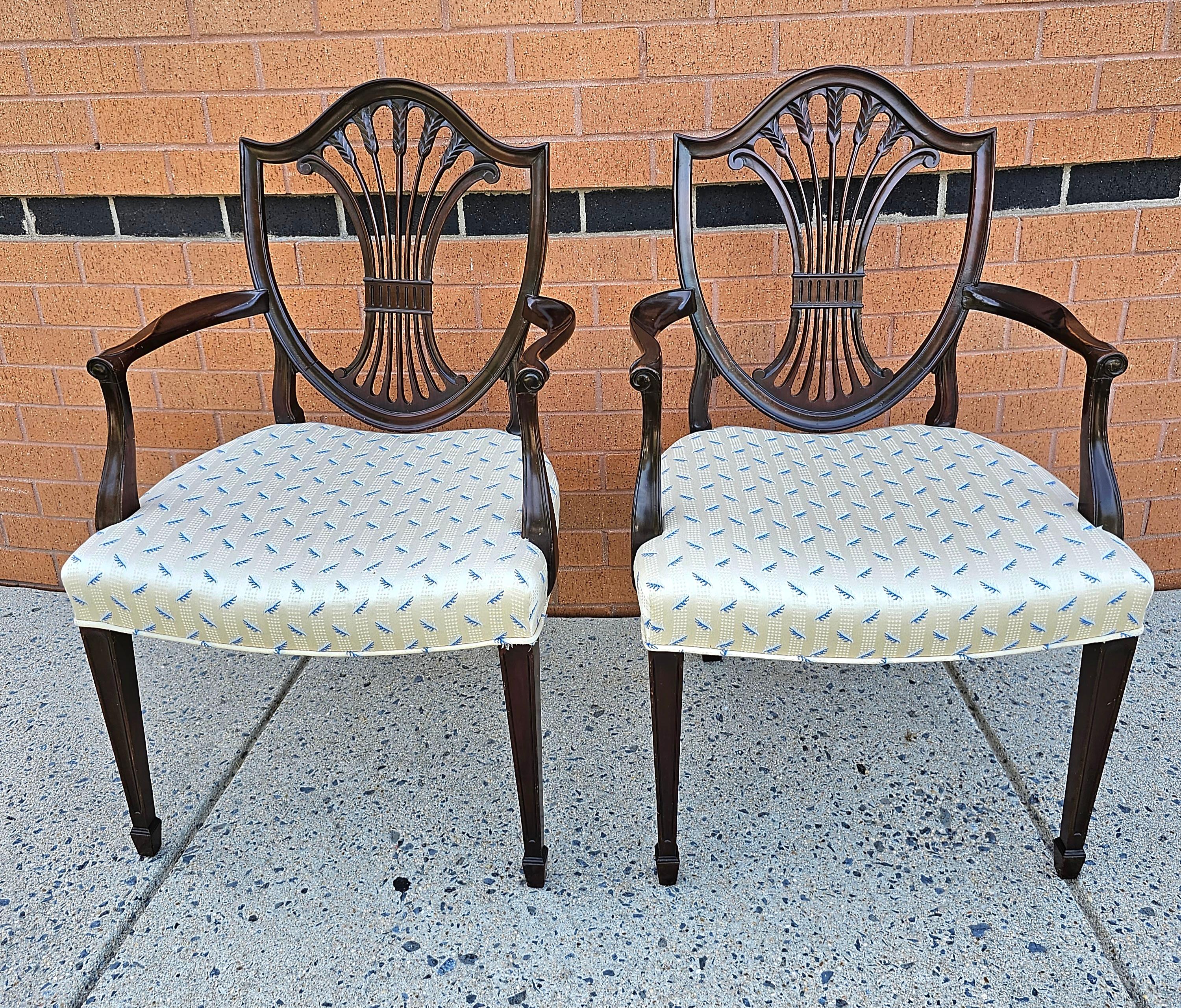 Paire de fauteuils de style George III en acajou à dossier en forme de bouclier et tapissés en vente 2