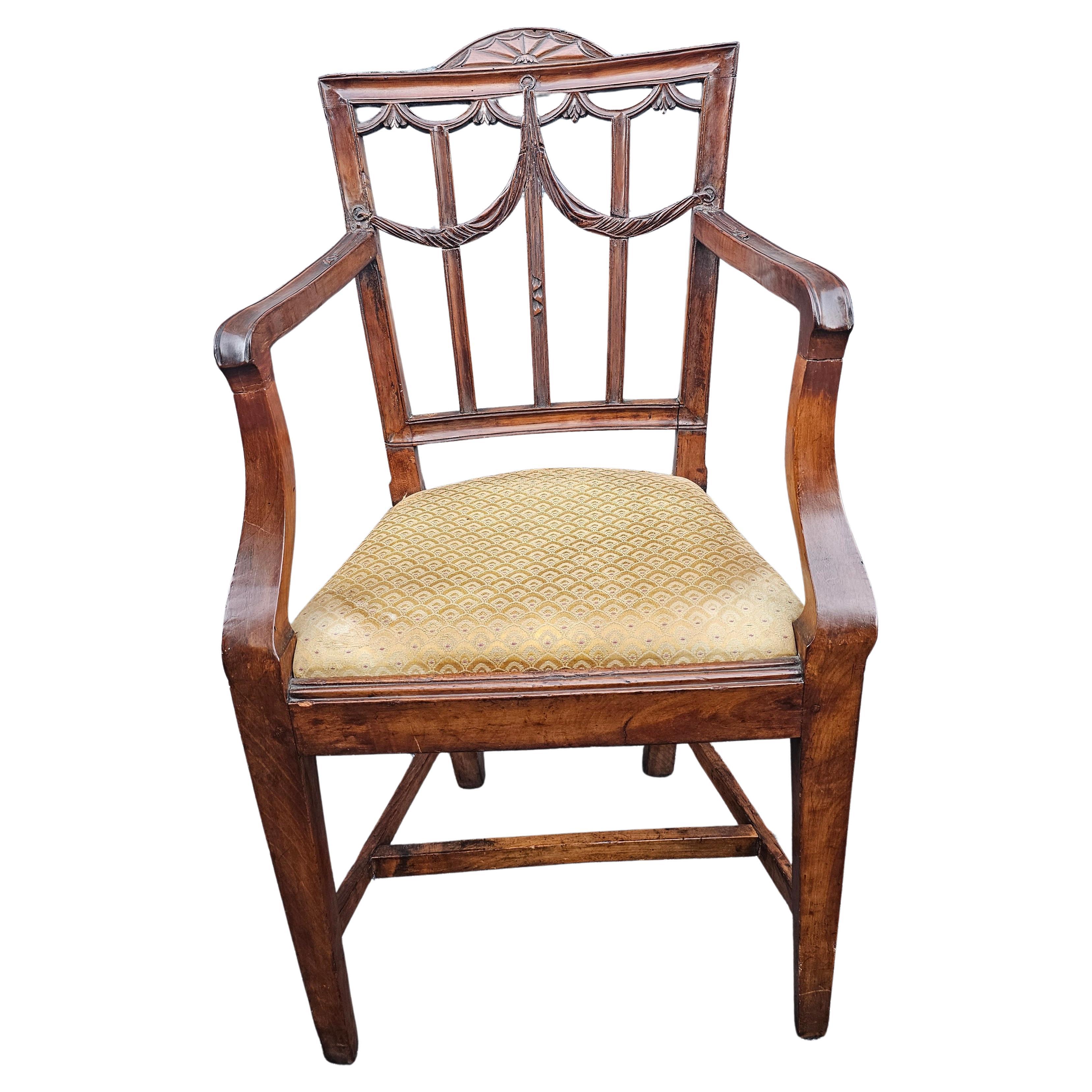Paire de fauteuils de style George III du 18ème siècle, tapissés de bois mélangé et à dossier bouclier en vente 2