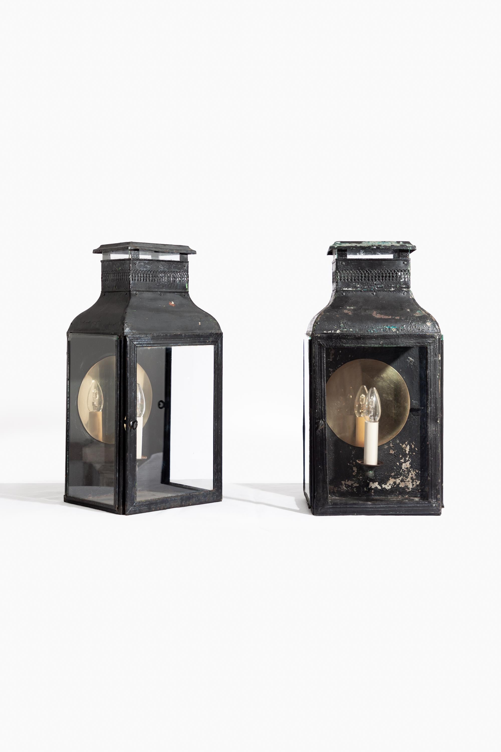 English Pair of George III Tole Painted Wall Lanterns For Sale