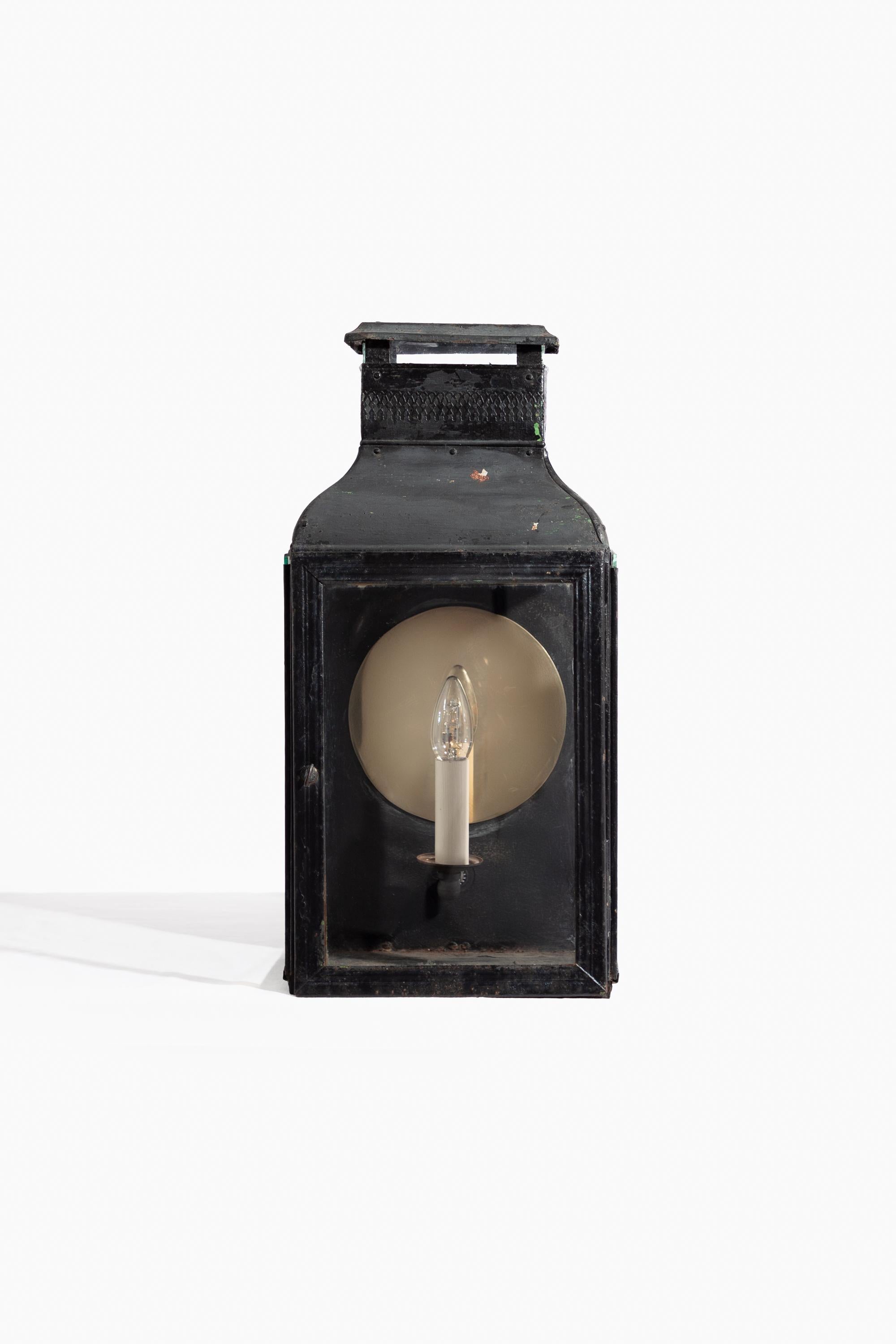 Pair of George III Tole Painted Wall Lanterns In Fair Condition For Sale In London, GB