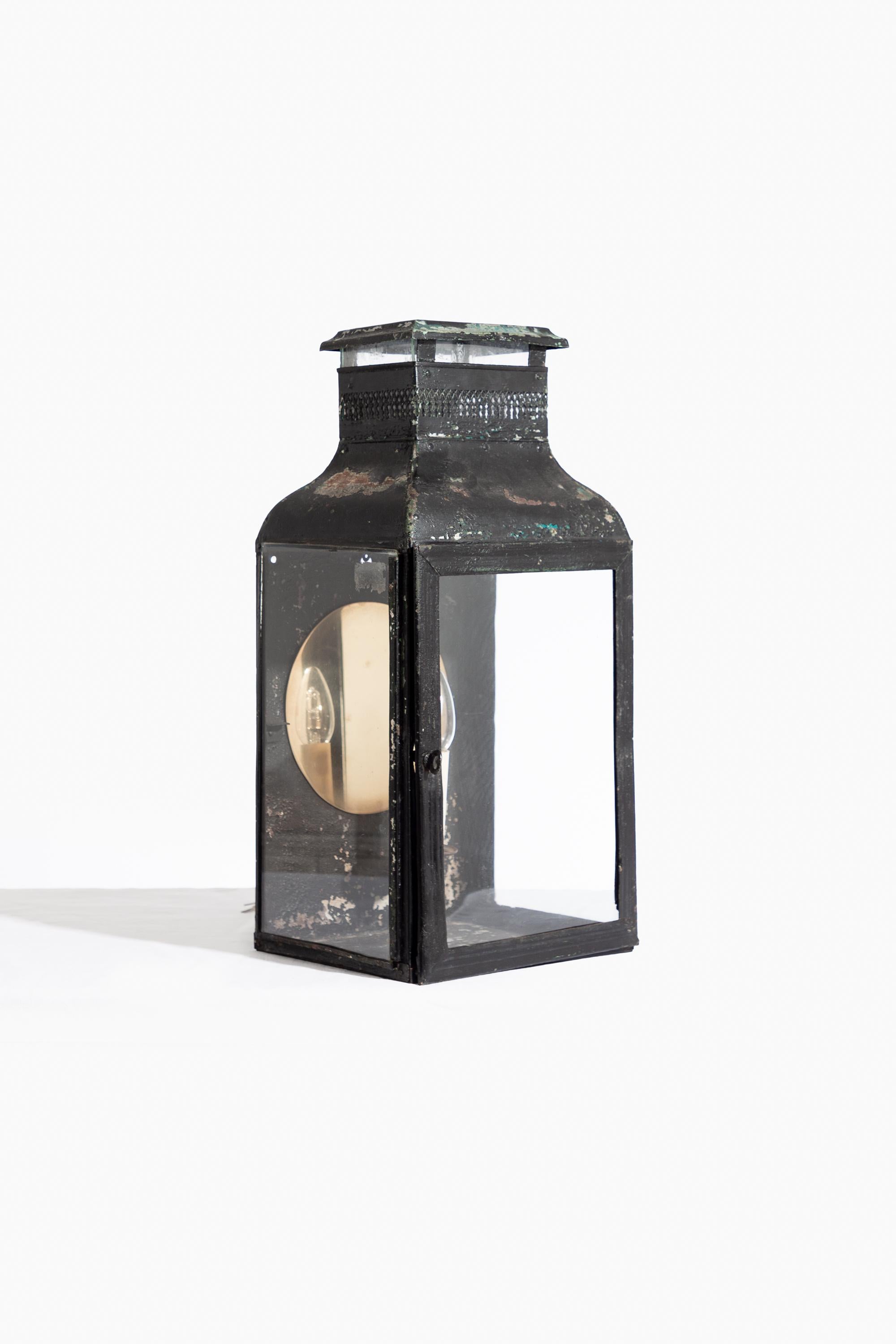 Steel Pair of George III Tole Painted Wall Lanterns For Sale