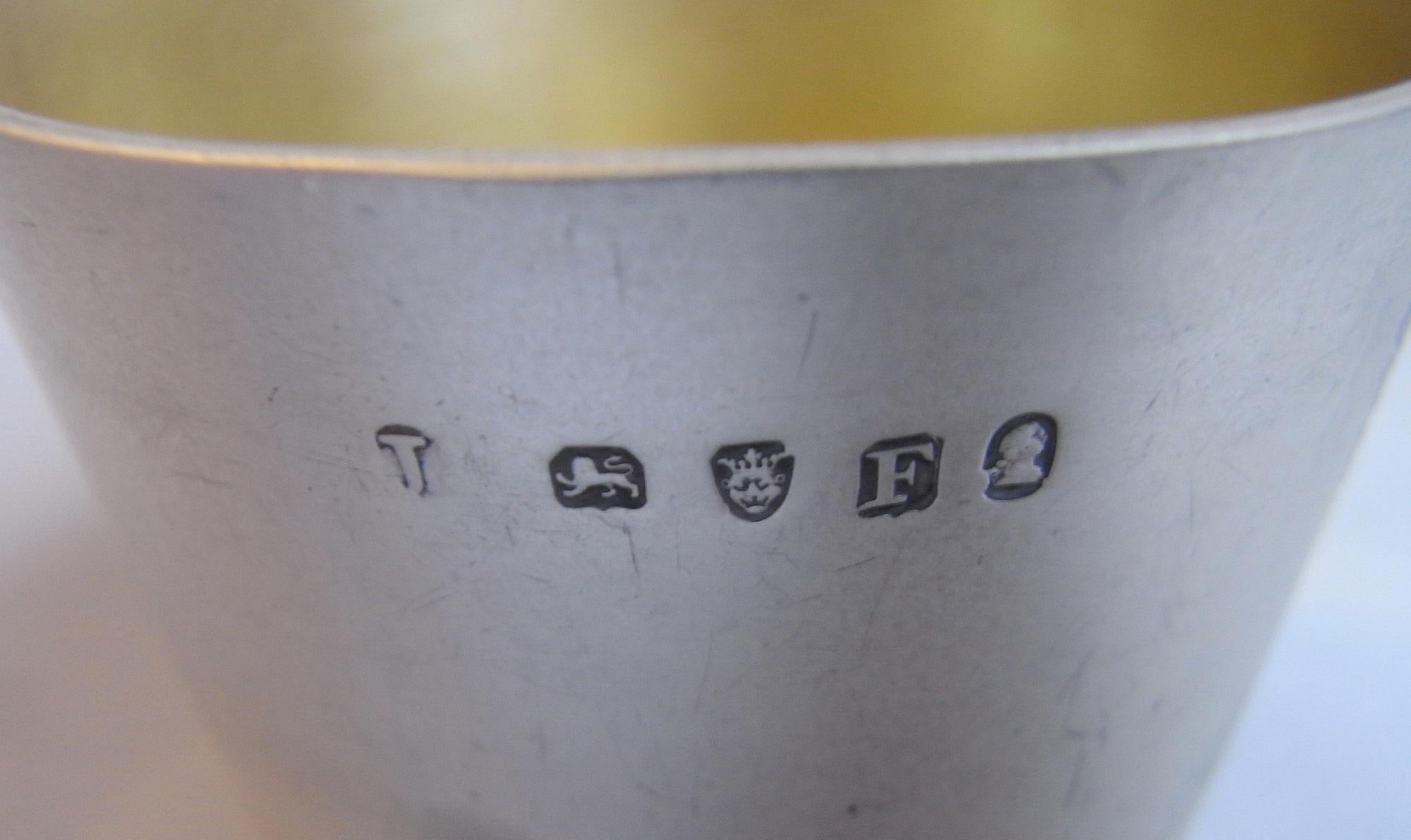 Raro par de vasos de Tot de Jorge III fabricados en Londres en 1801 por John Emes.

Los Vasos están modelados en un tamaño poco habitual y casi con toda seguridad se utilizaban para beber algo fuerte.  Cada una de ellas tiene los lados lisos y