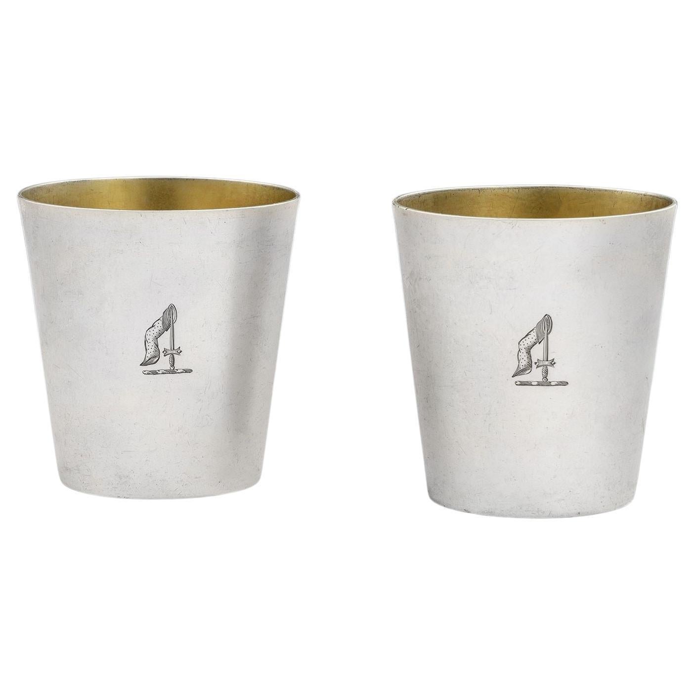 Pareja de vasos de Tot de Jorge III fabricados en Londres por John Emes, 1801