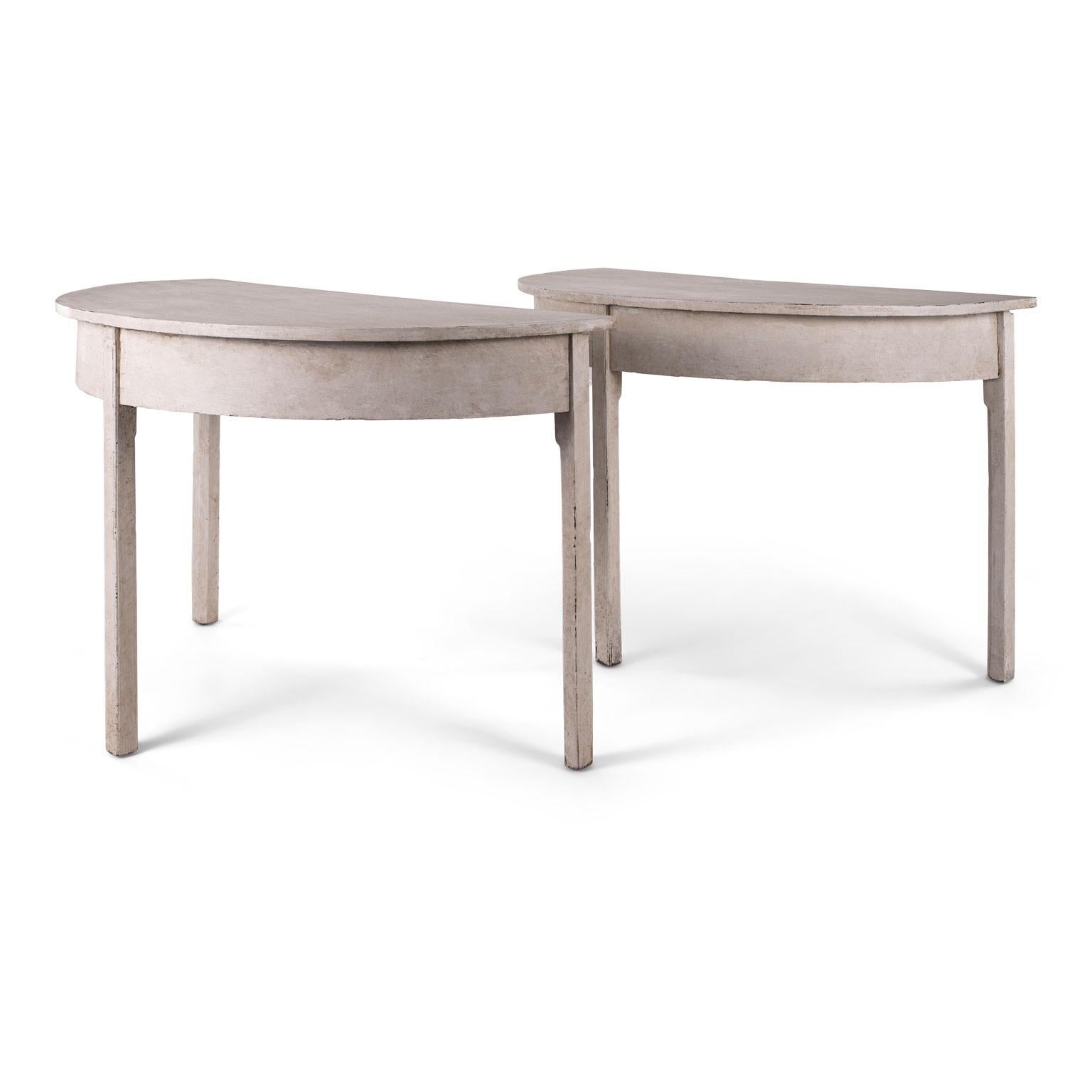 Chêne Paire de consoles demi-lune en chêne peint en blanc George III en vente