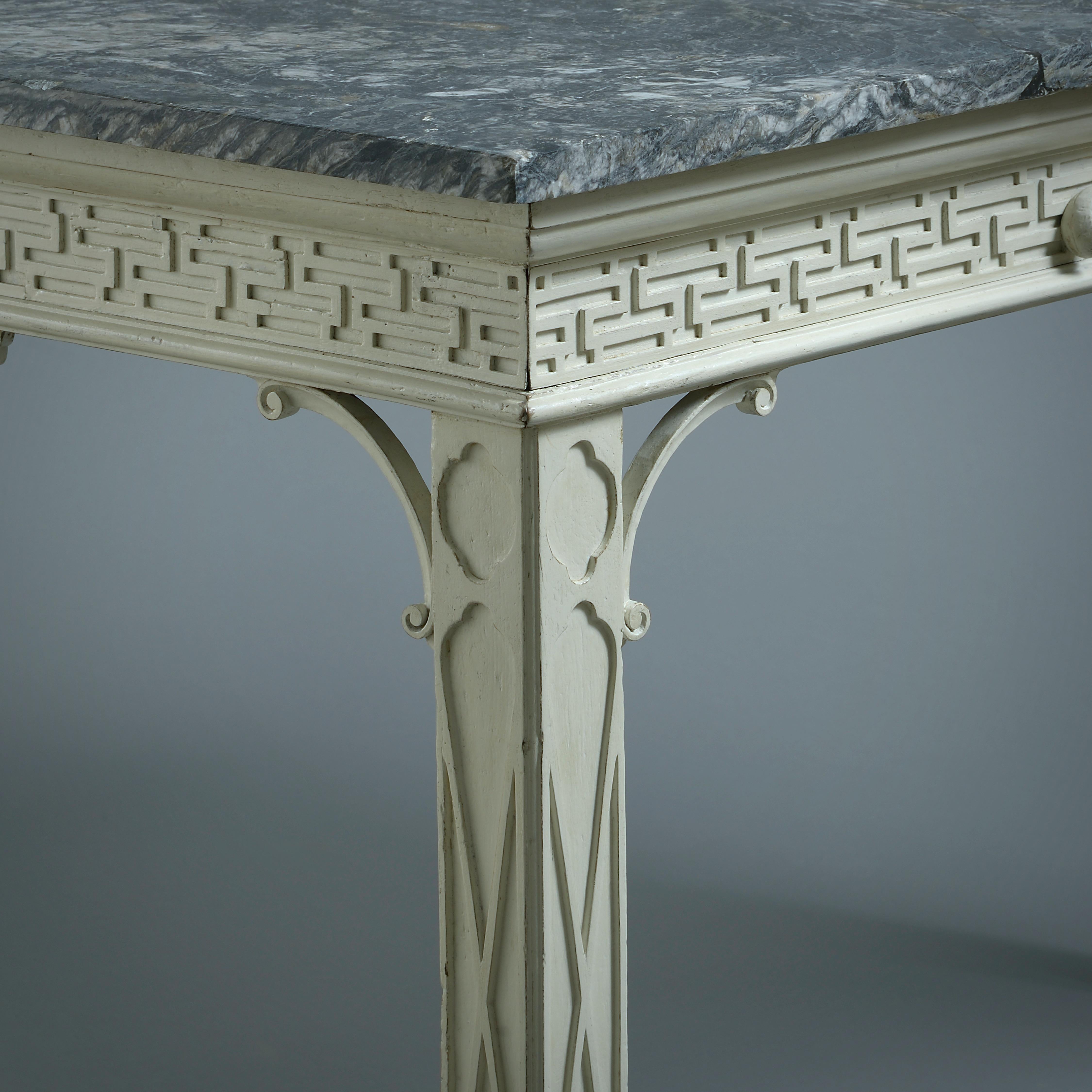 Paire de tables d'appoint peintes en blanc de style George III en vente 2