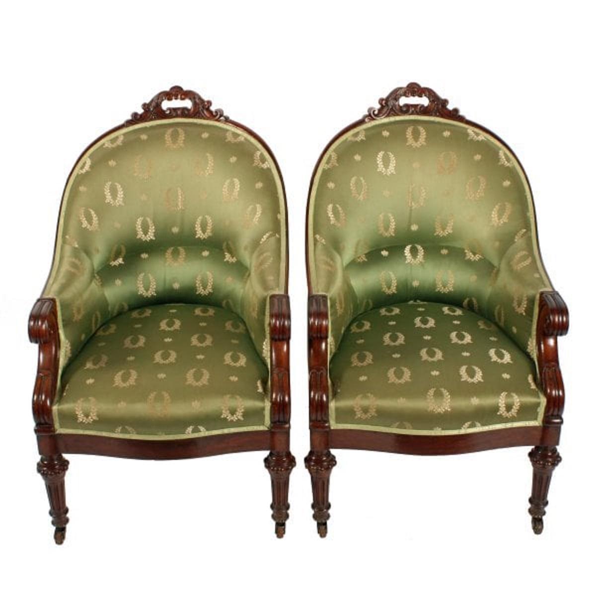 Ein Paar Bibliotheksstühle aus Mahagoni des frühen 19. Jahrhunderts.

Die Stühle haben eine hohe, geschwungene Rückenlehne mit einer geschnitzten Schneckenverzierung auf der Oberseite. Schöne spitz zulaufende kannelierte Vorderbeine mit Rollen und