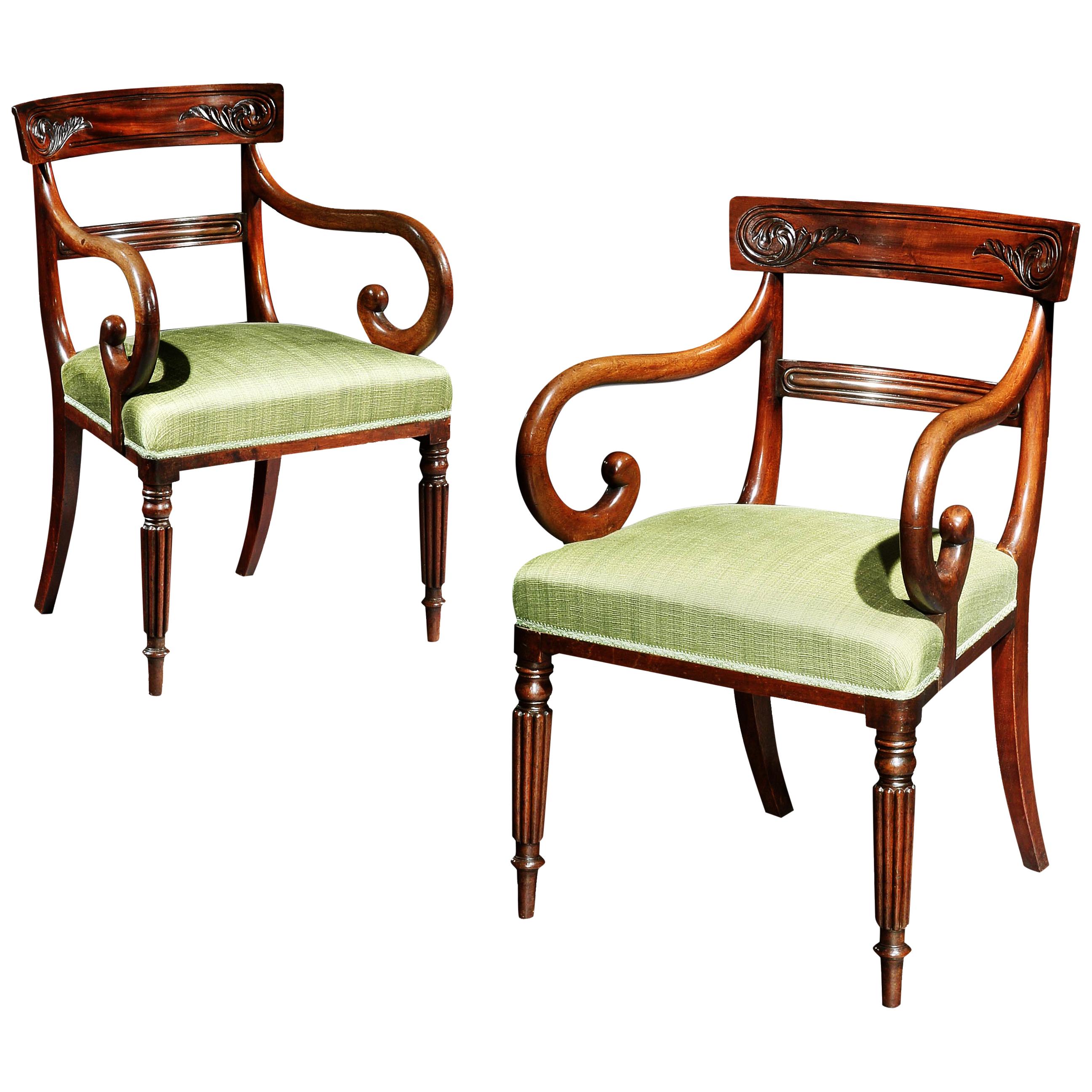 Paire de fauteuils sculptés en acajou de style George IV en vente