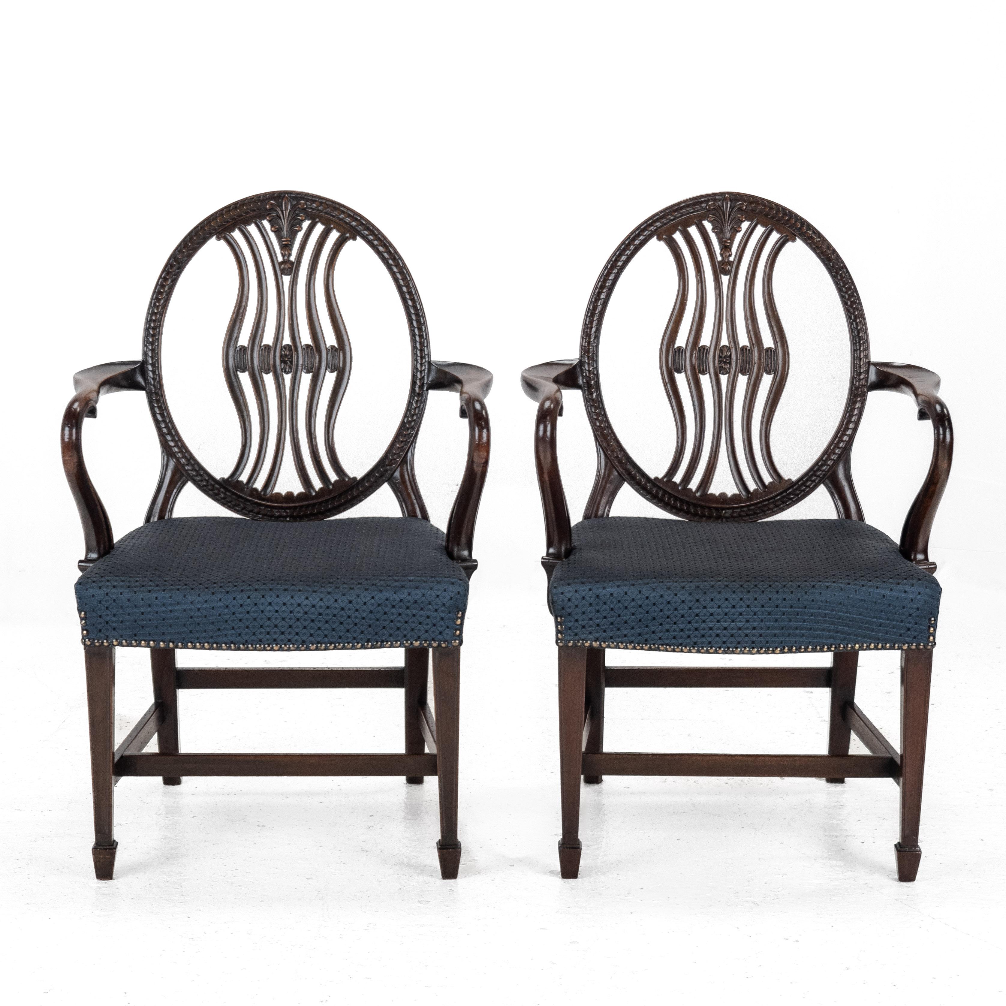 Coppia di poltrone George IV Hepplewhite in mogano, CIRCA 1820

Una superba coppia di poltrone aperte in mogano dell'inizio del XIX secolo in stile George III / George Hepplewhite, circa 1820. Ogni sedia presenta un elegante schienale ovale con