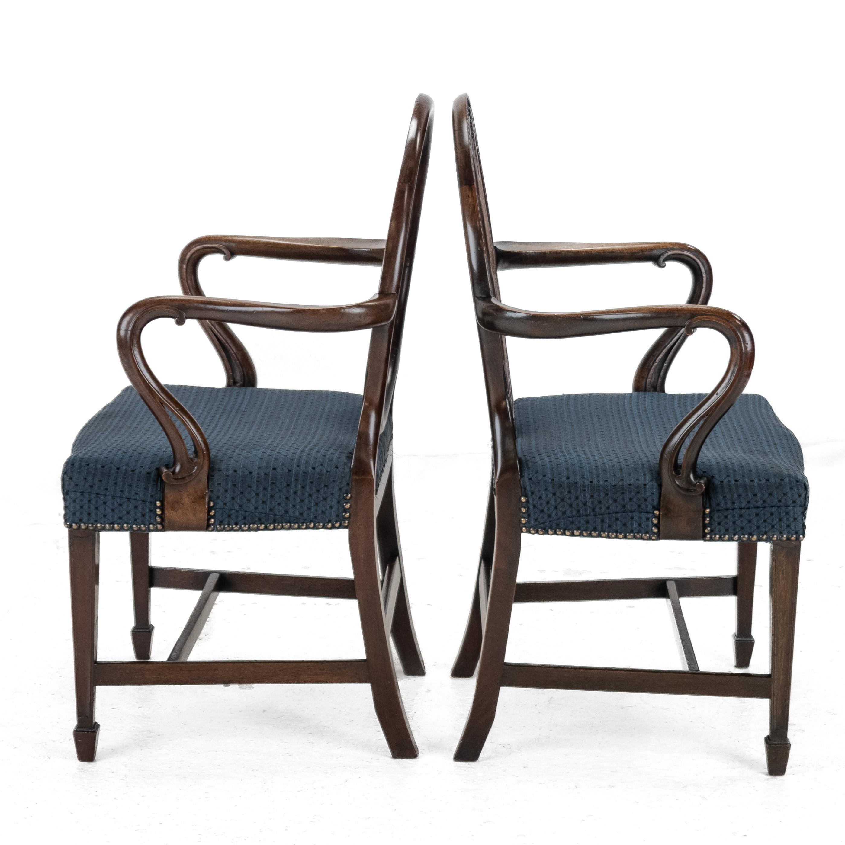 Inglese Coppia di poltrone George IV in mogano George Hepplewhite c1820 Georgiano Inizio 19° secolo in vendita