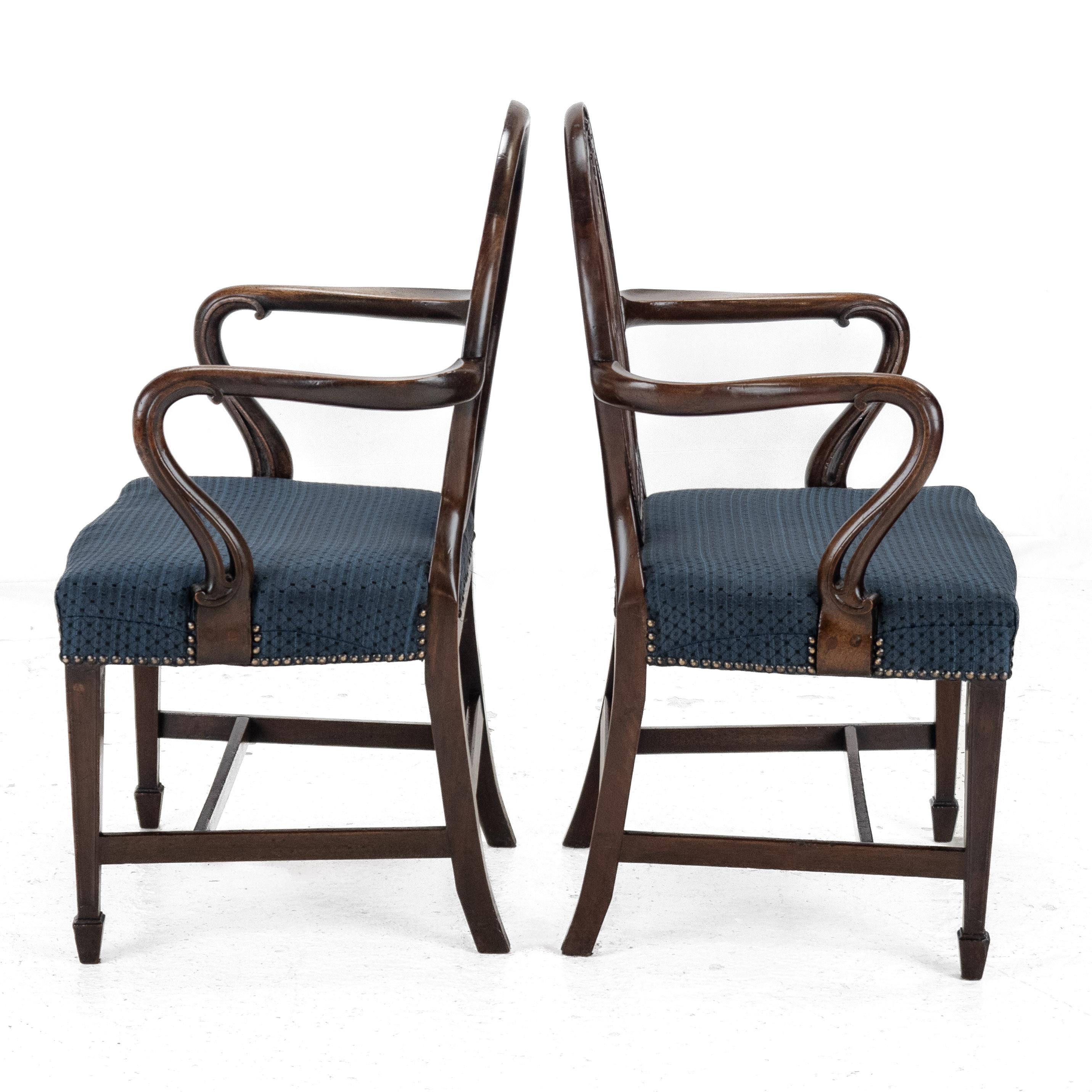 Intagliato Coppia di poltrone George IV in mogano George Hepplewhite c1820 Georgiano Inizio 19° secolo in vendita