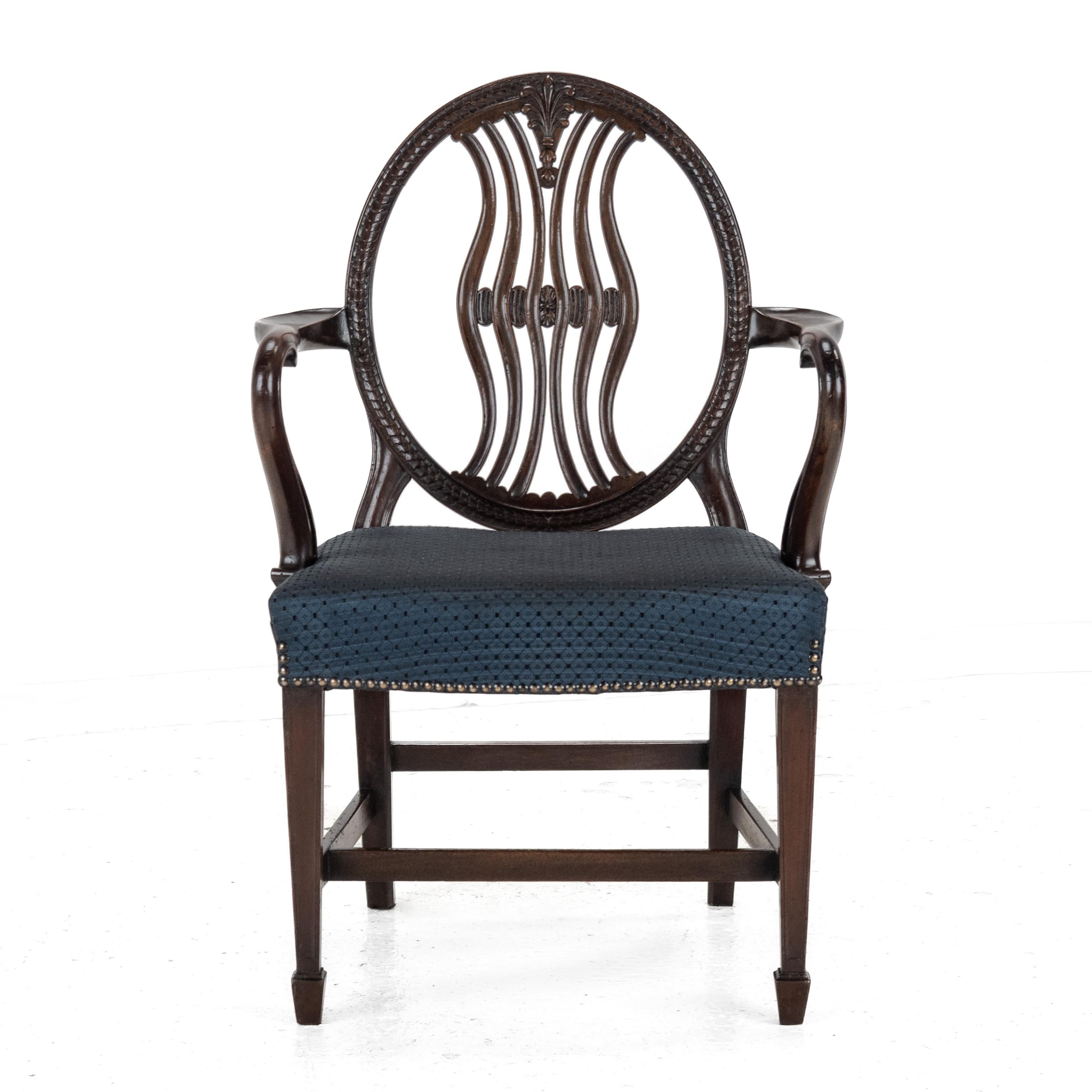 Coppia di poltrone George IV in mogano George Hepplewhite c1820 Georgiano Inizio 19° secolo in vendita 1