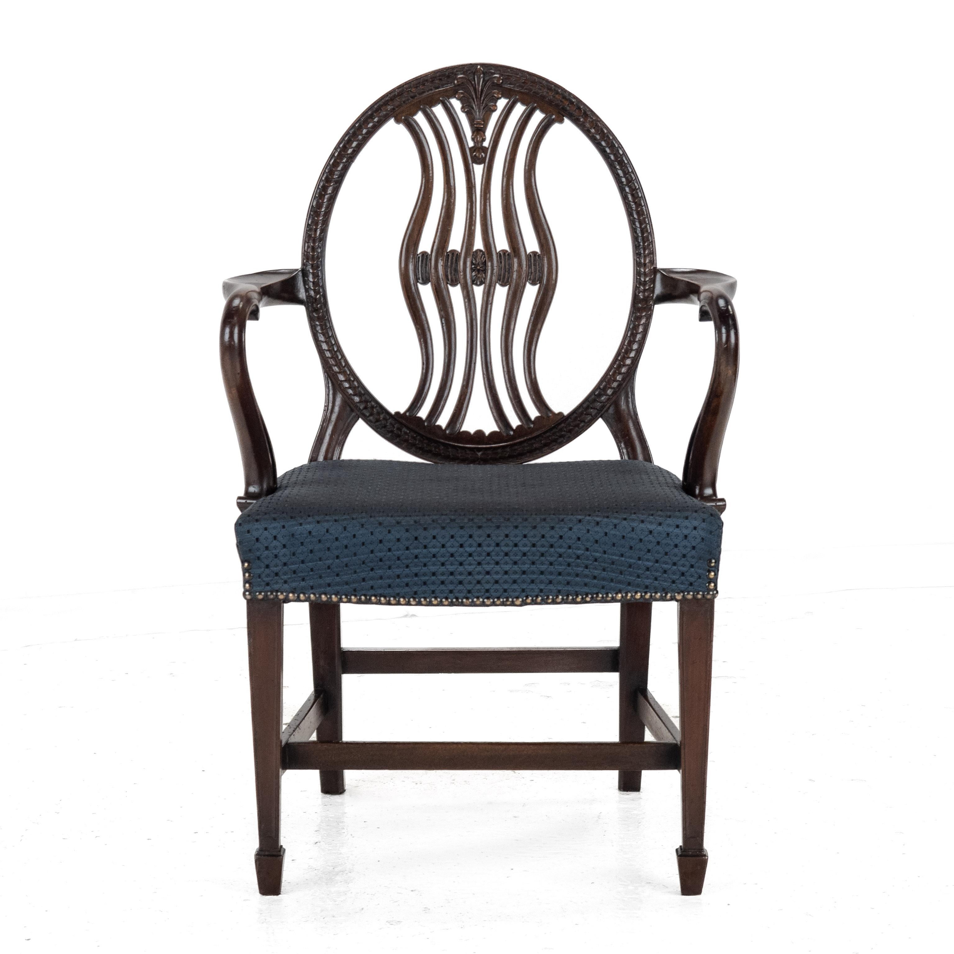 Coppia di poltrone George IV in mogano George Hepplewhite c1820 Georgiano Inizio 19° secolo in vendita 1