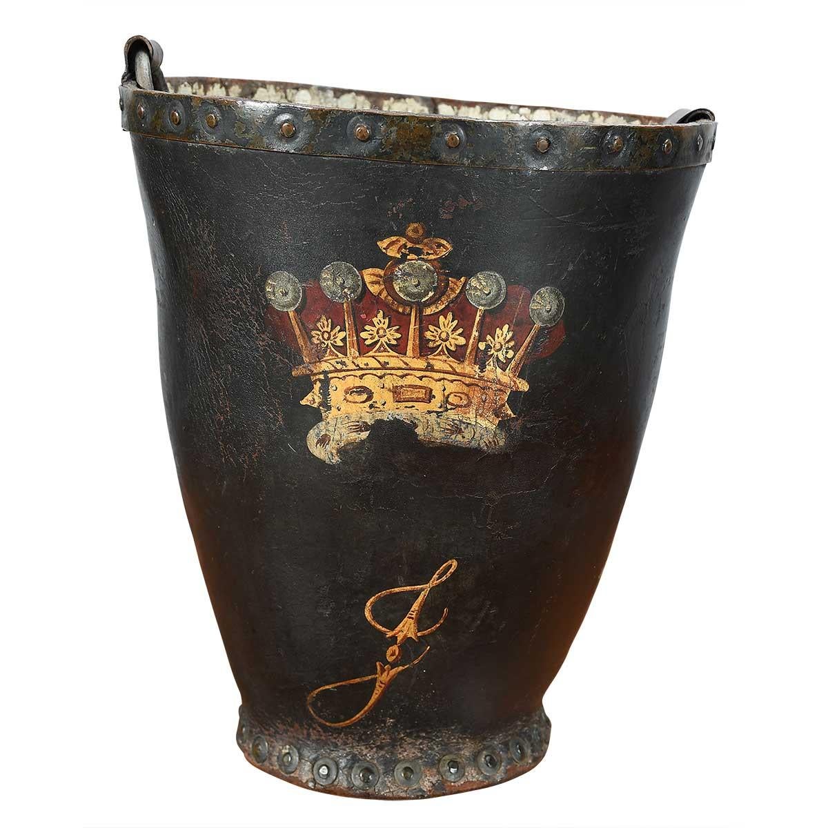 Una coppia di secchi da fuoco di epoca Giorgio IV. In pelle verniciata nera con struttura rivettata e resti di interni verniciati di bianco. Ognuno di essi è decorato con una coronetta del conte sopra il monogramma J. I manici in pelle sono stati