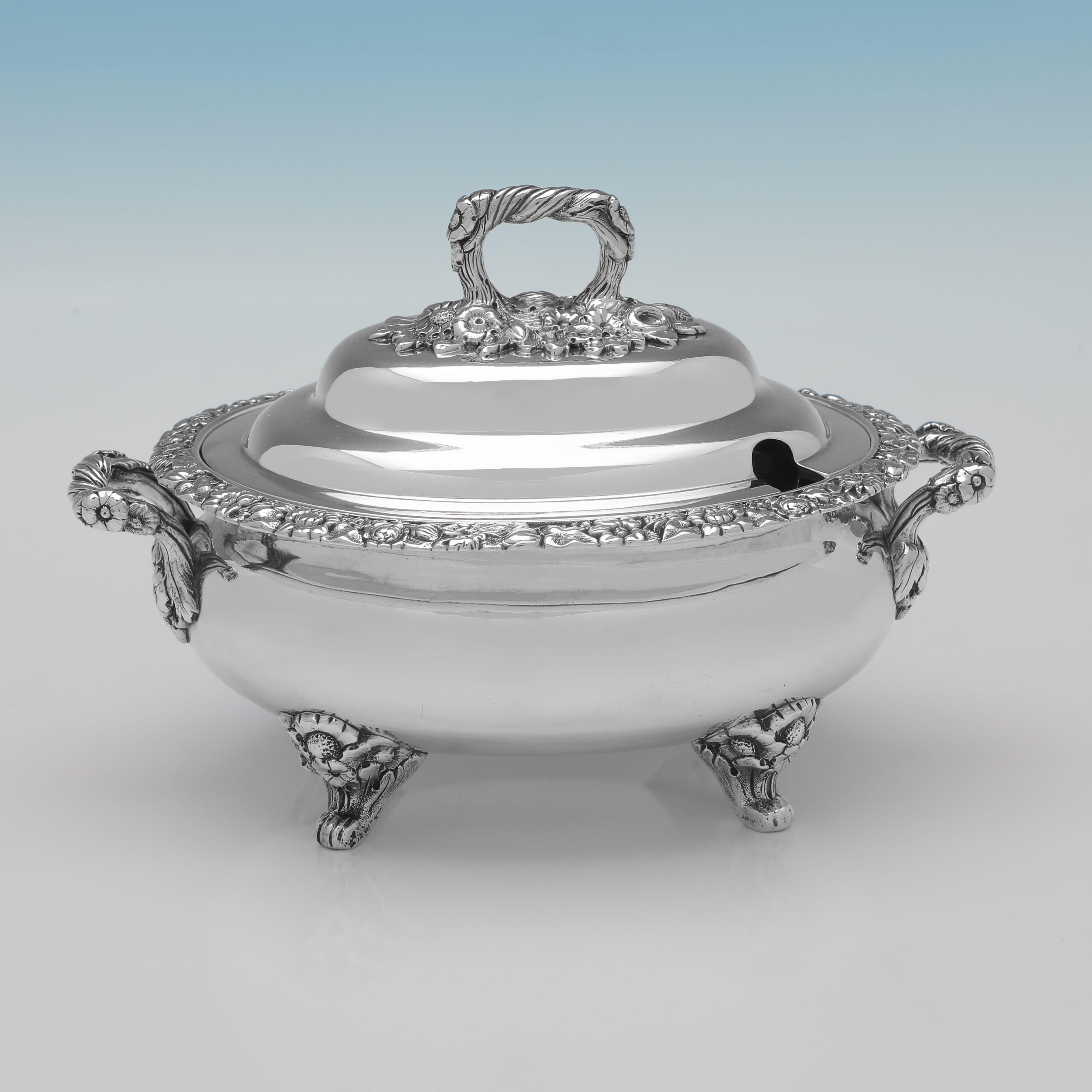 Poinçonnée à Édimbourg en 1829 par Marshall & Sons, cette jolie paire de soupières George IV en argent sterling ancien présente des bordures et des poignées ornées. Chaque soupière mesure 14 cm de haut, 18 cm de large et 13 cm de profondeur, et la