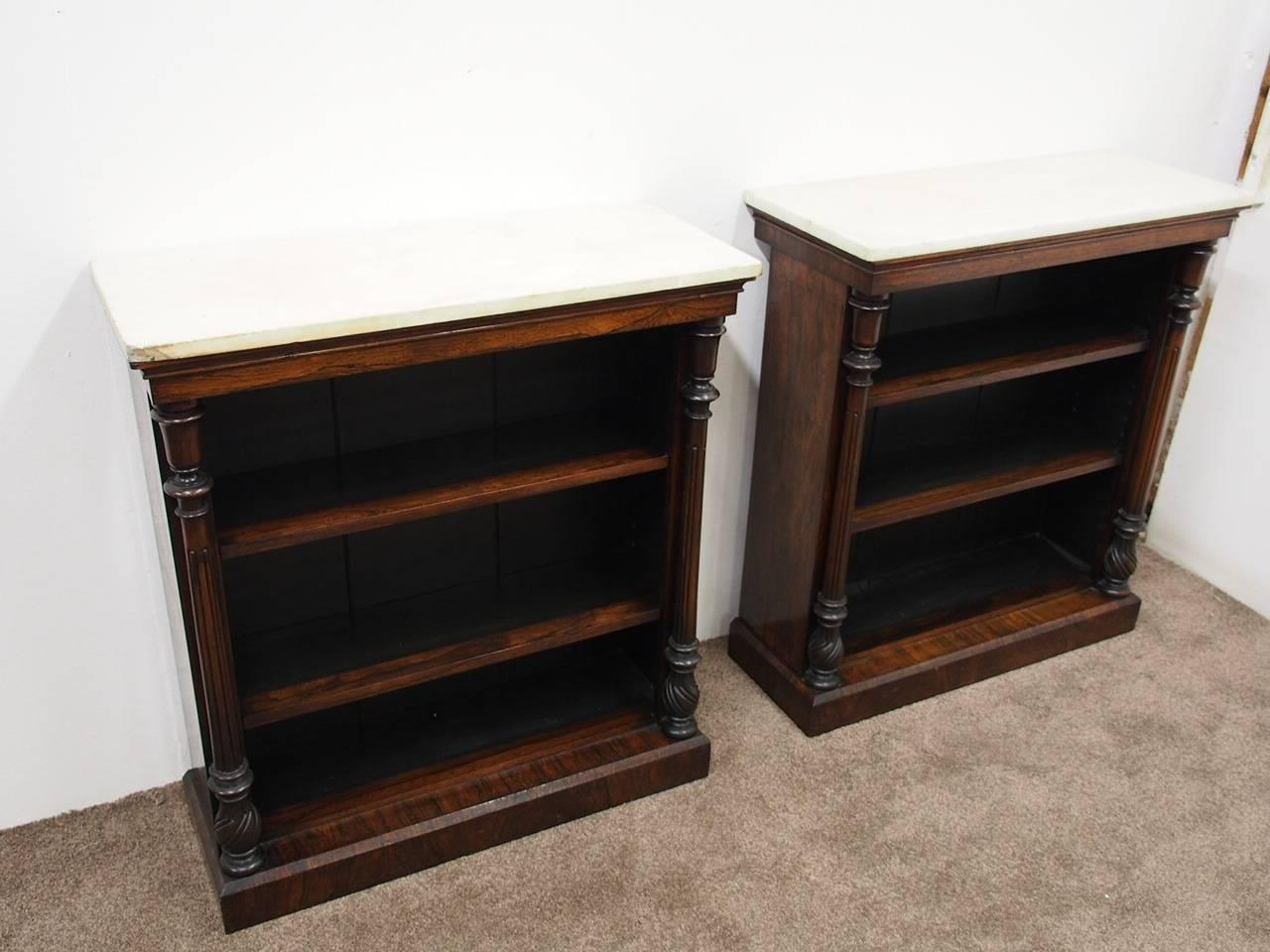 Pair of George IV rosewood and marble-top open bookcases, circa 1820. With two adjustable shelves in a mixture of mahogany and rosewood with columns either side featuring an unusual pattern and ring turns. With rosewood gables and to the base a